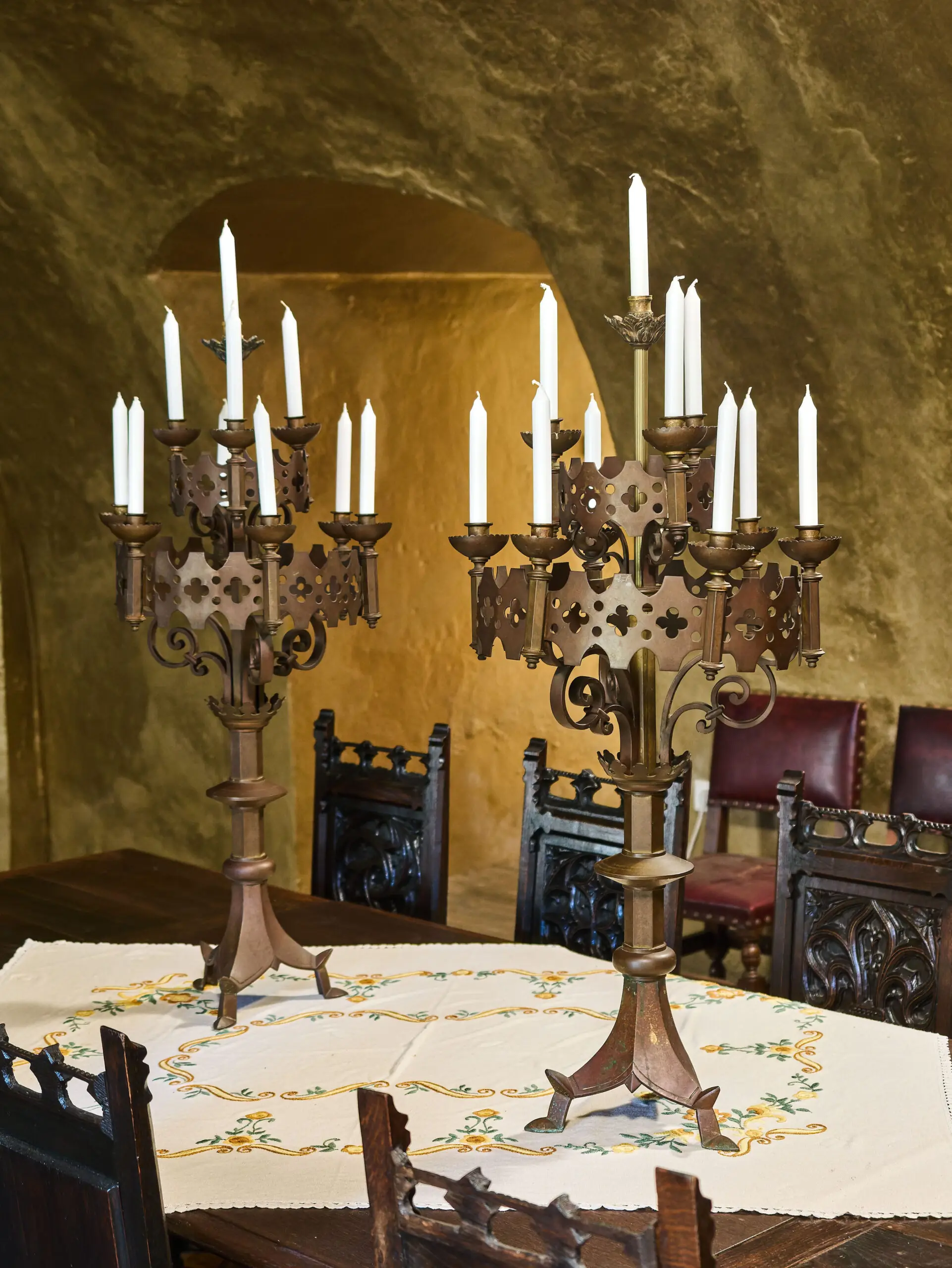 Monumentální párové neogotické bronzové svícny – výška 100 cm