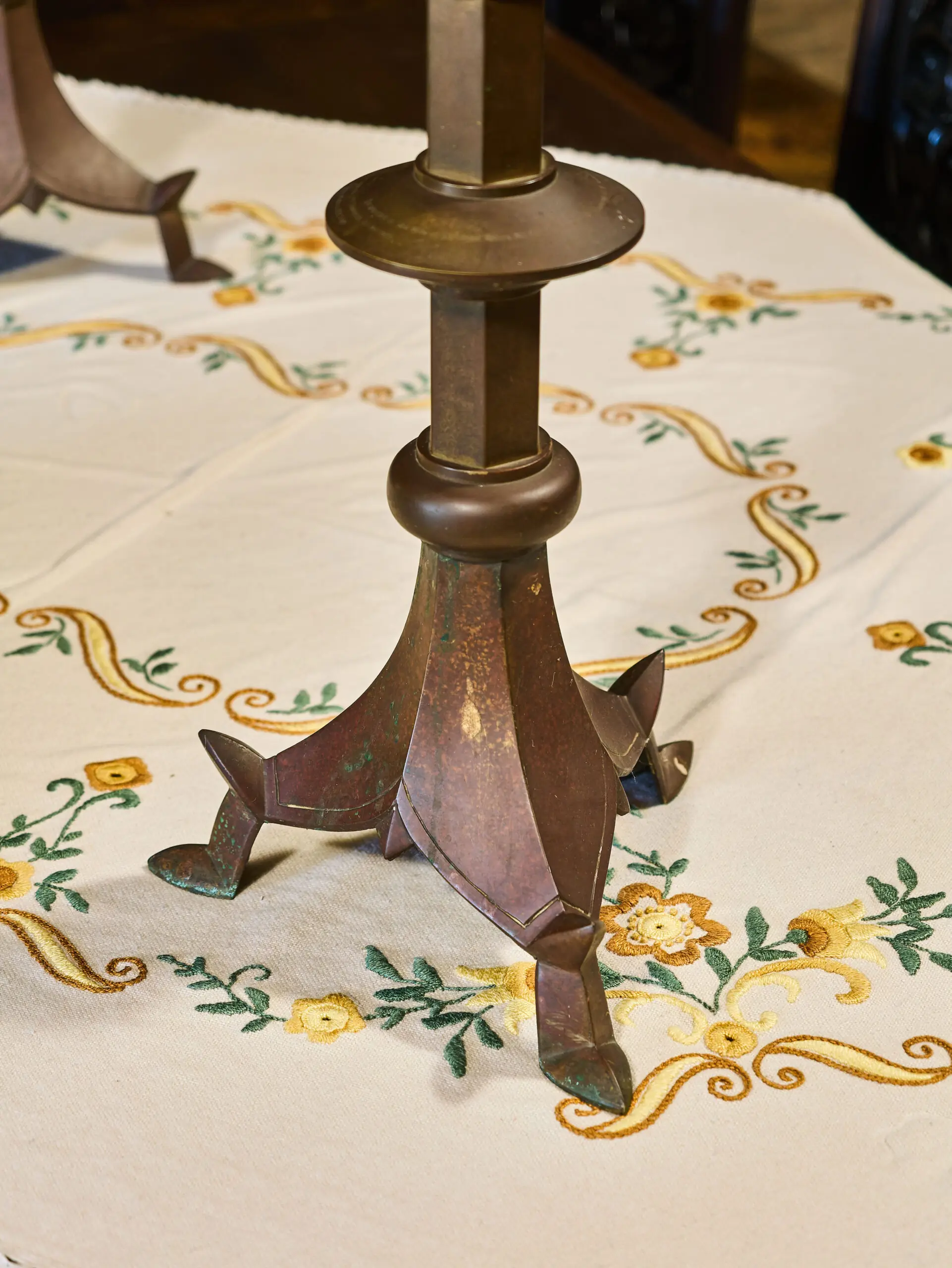 Monumentální párové neogotické bronzové svícny – výška 100 cm