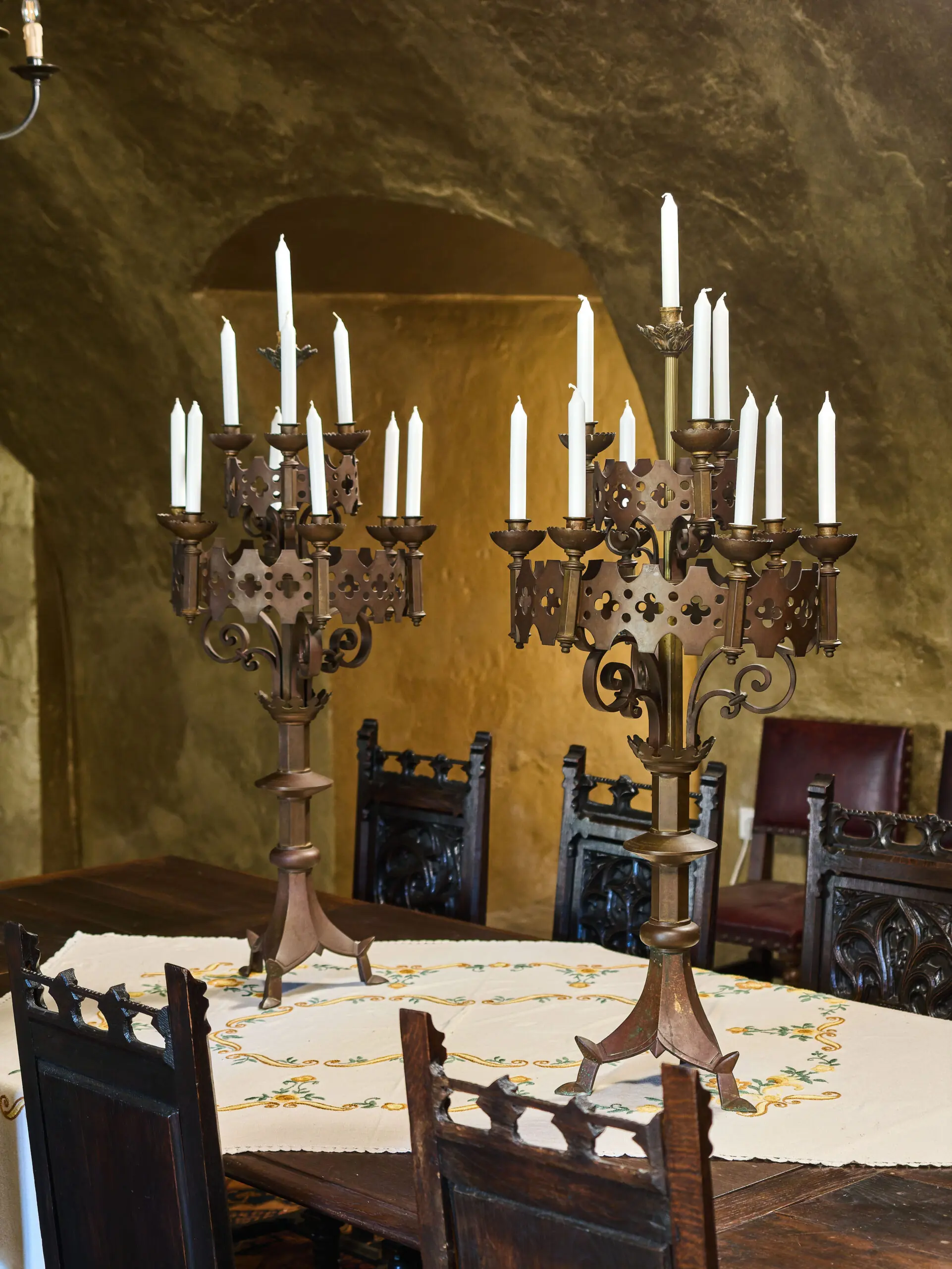 Monumentální párové neogotické bronzové svícny – výška 100 cm