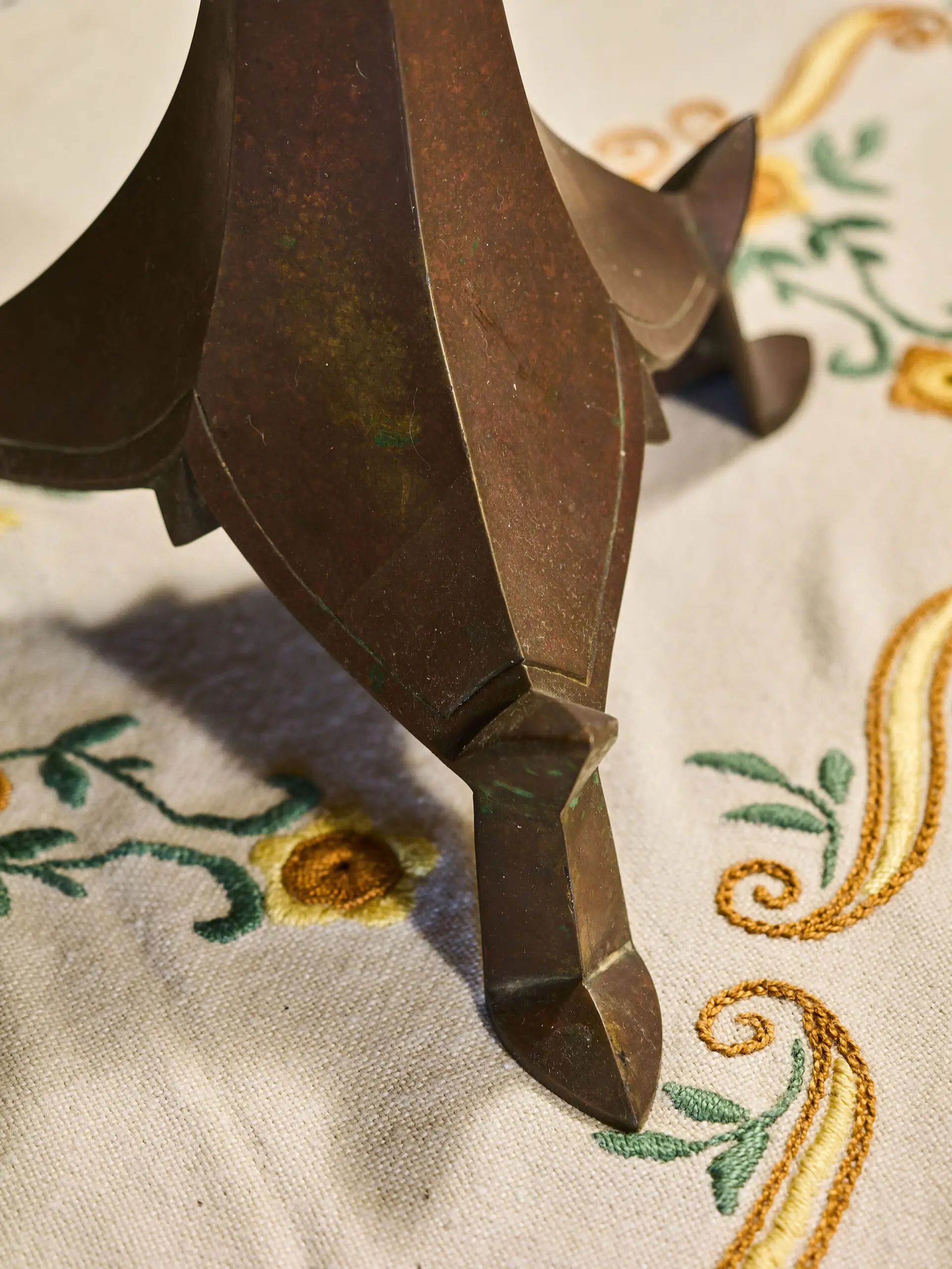 Monumentální párové neogotické bronzové svícny – výška 100 cm