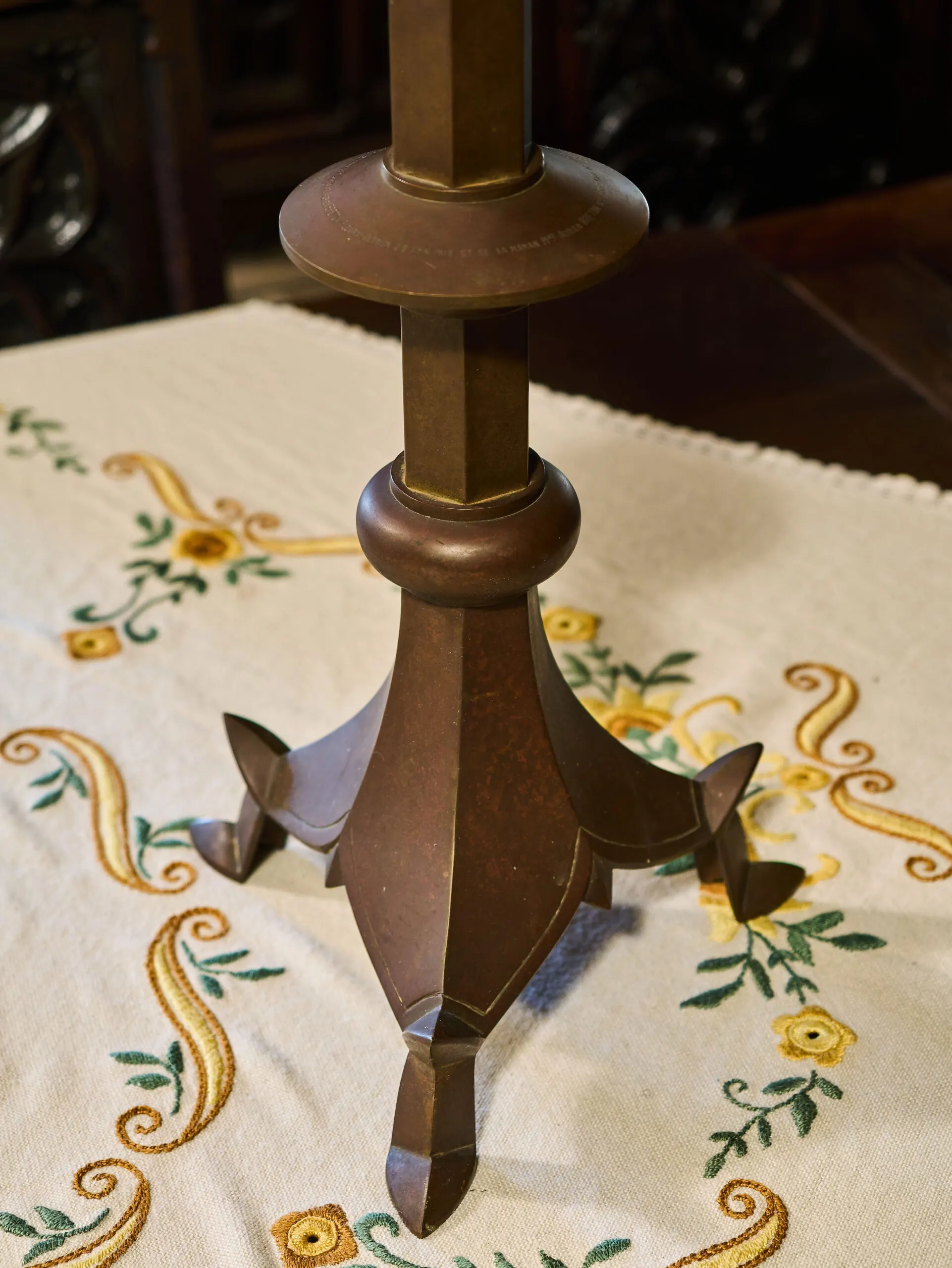 Monumentální párové neogotické bronzové svícny – výška 100 cm