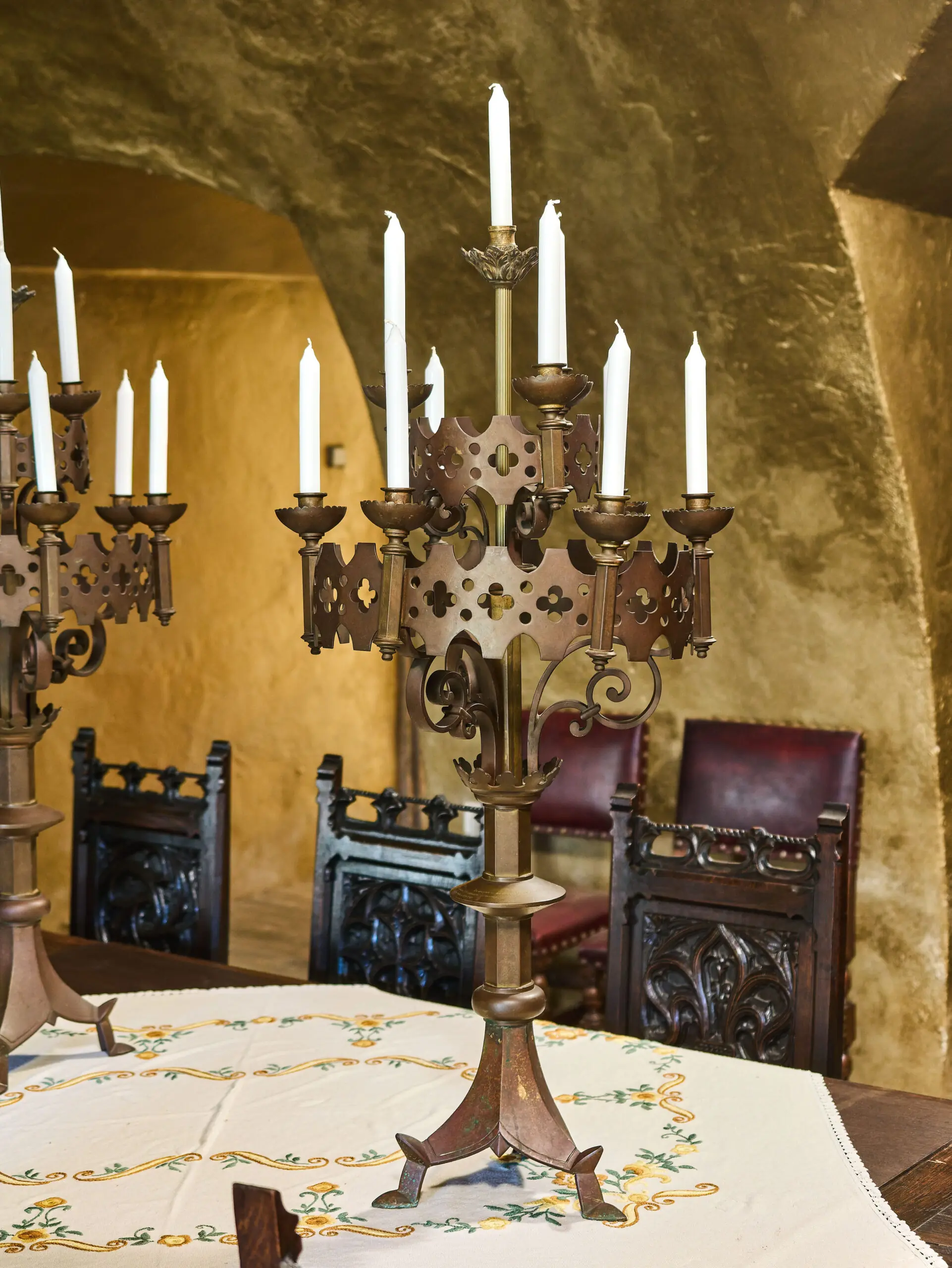 Monumentální párové neogotické bronzové svícny – výška 100 cm