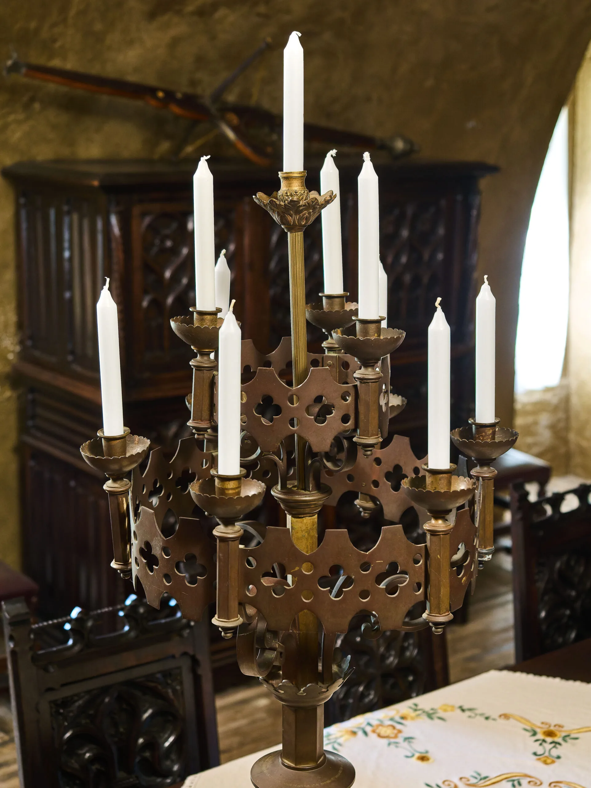 Monumentální párové neogotické bronzové svícny – výška 100 cm