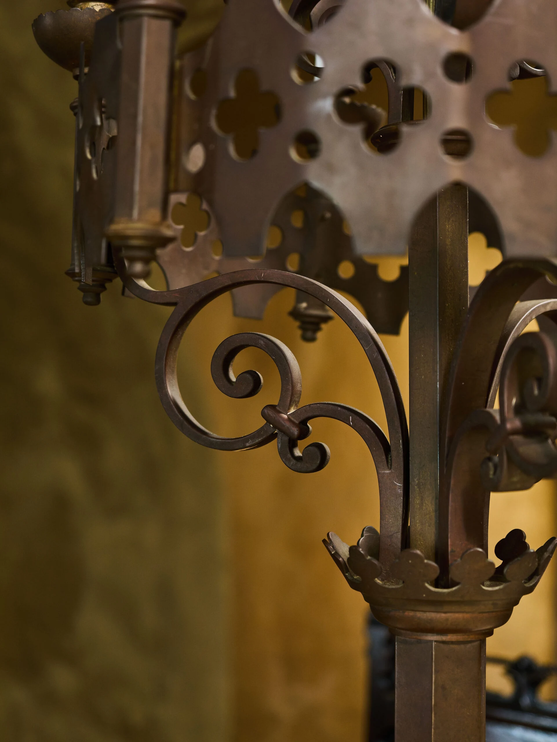 Monumentální párové neogotické bronzové svícny – výška 100 cm