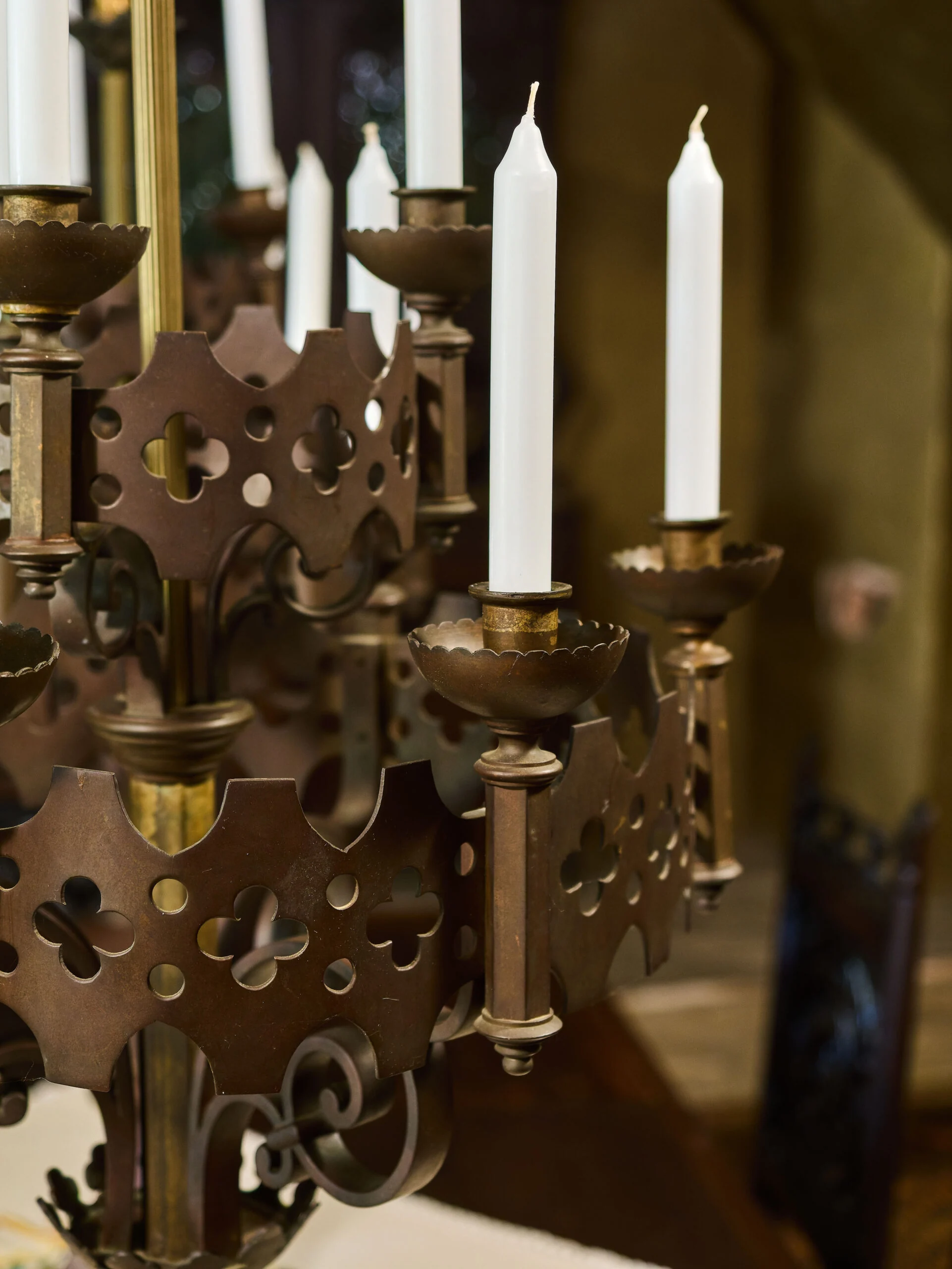 Monumentální párové neogotické bronzové svícny – výška 100 cm