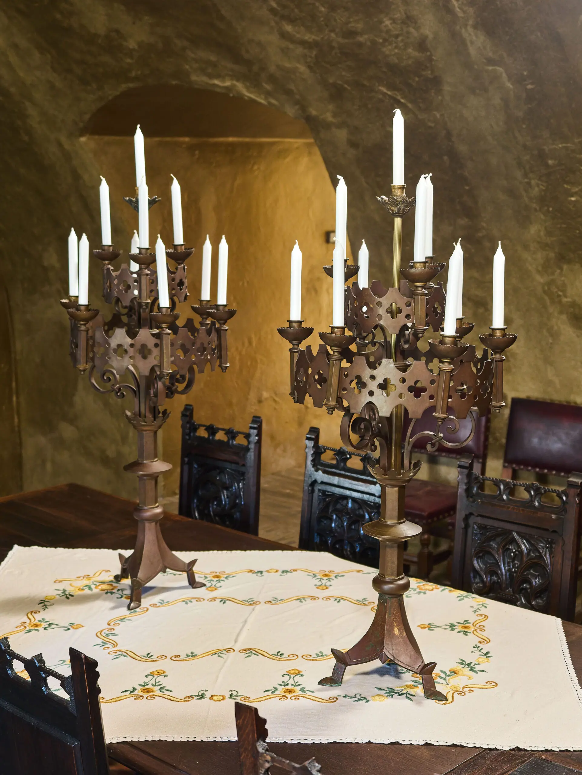 Monumentální párové neogotické bronzové svícny – výška 100 cm