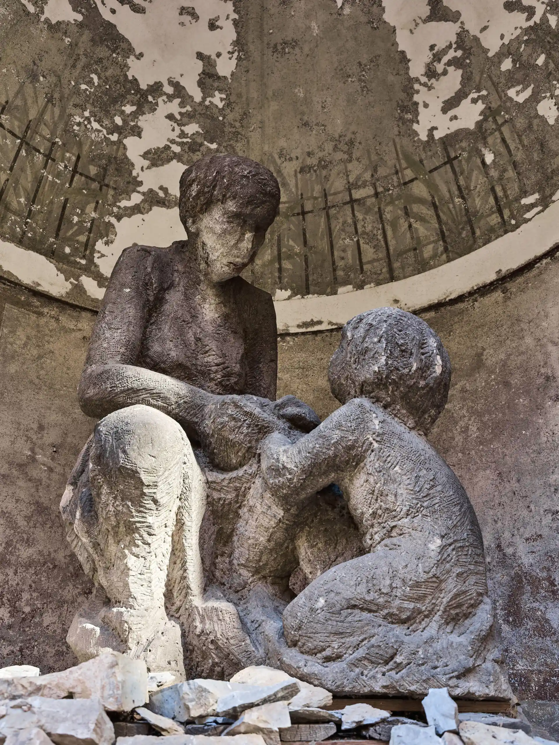 Obří pískovcové sousoší „Matka s dítětem” z období první republiky, kolem roku 1930