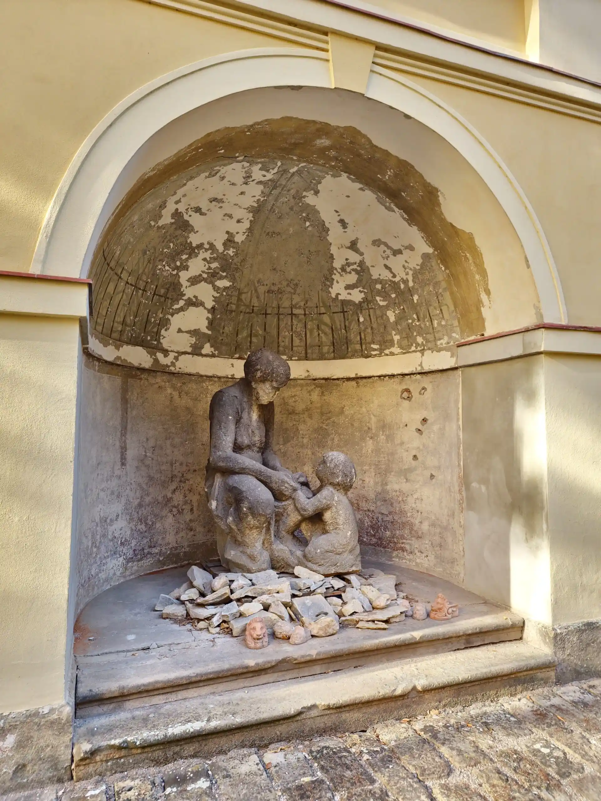 Obří pískovcové sousoší „Matka s dítětem” z období první republiky, kolem roku 1930