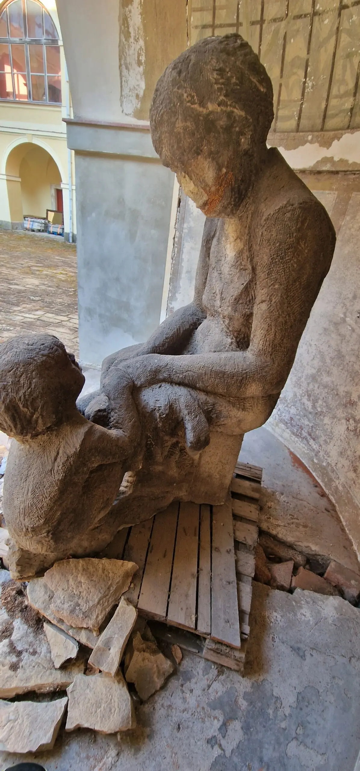 Obří pískovcové sousoší „Matka s dítětem” z období první republiky, kolem roku 1930