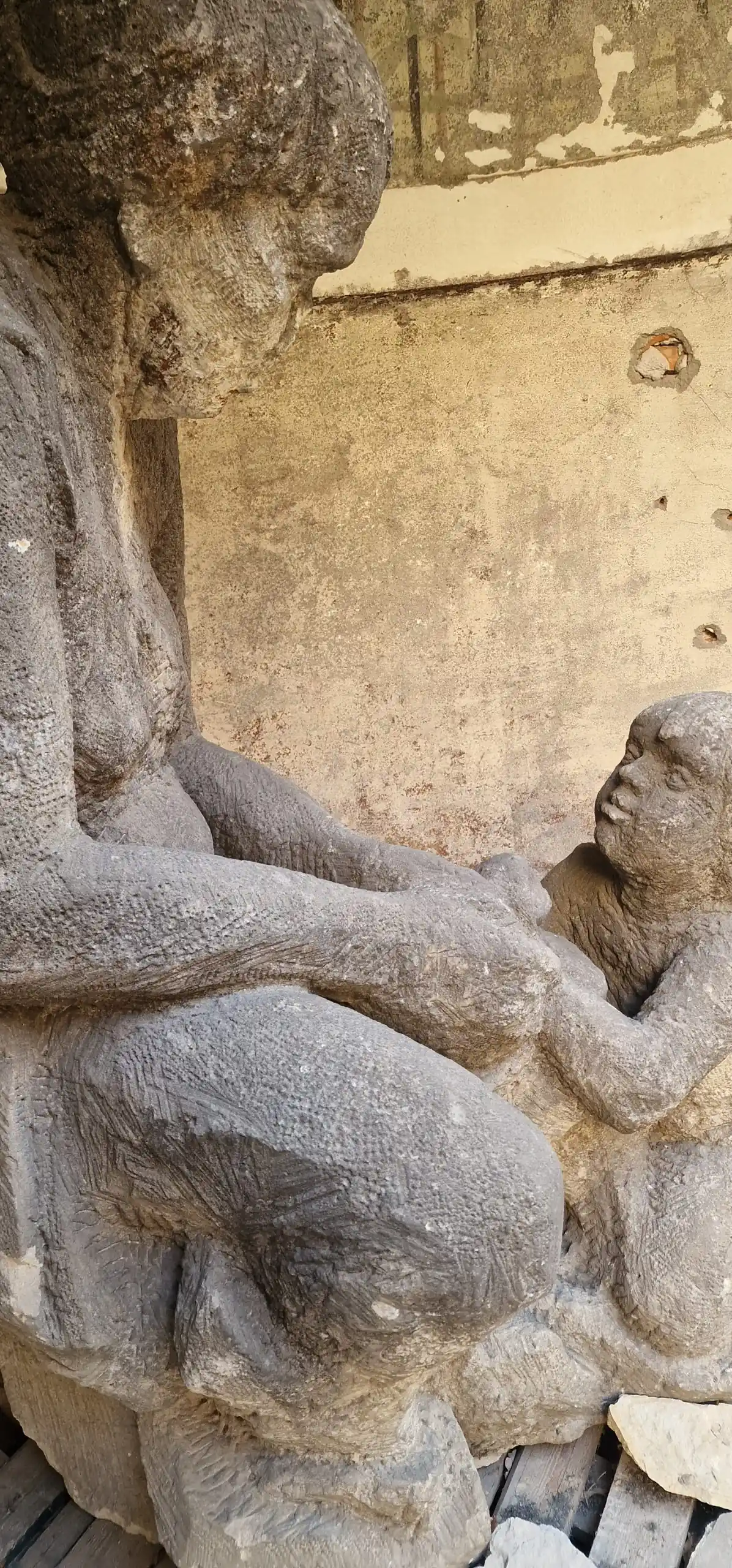 Obří pískovcové sousoší „Matka s dítětem” z období první republiky, kolem roku 1930