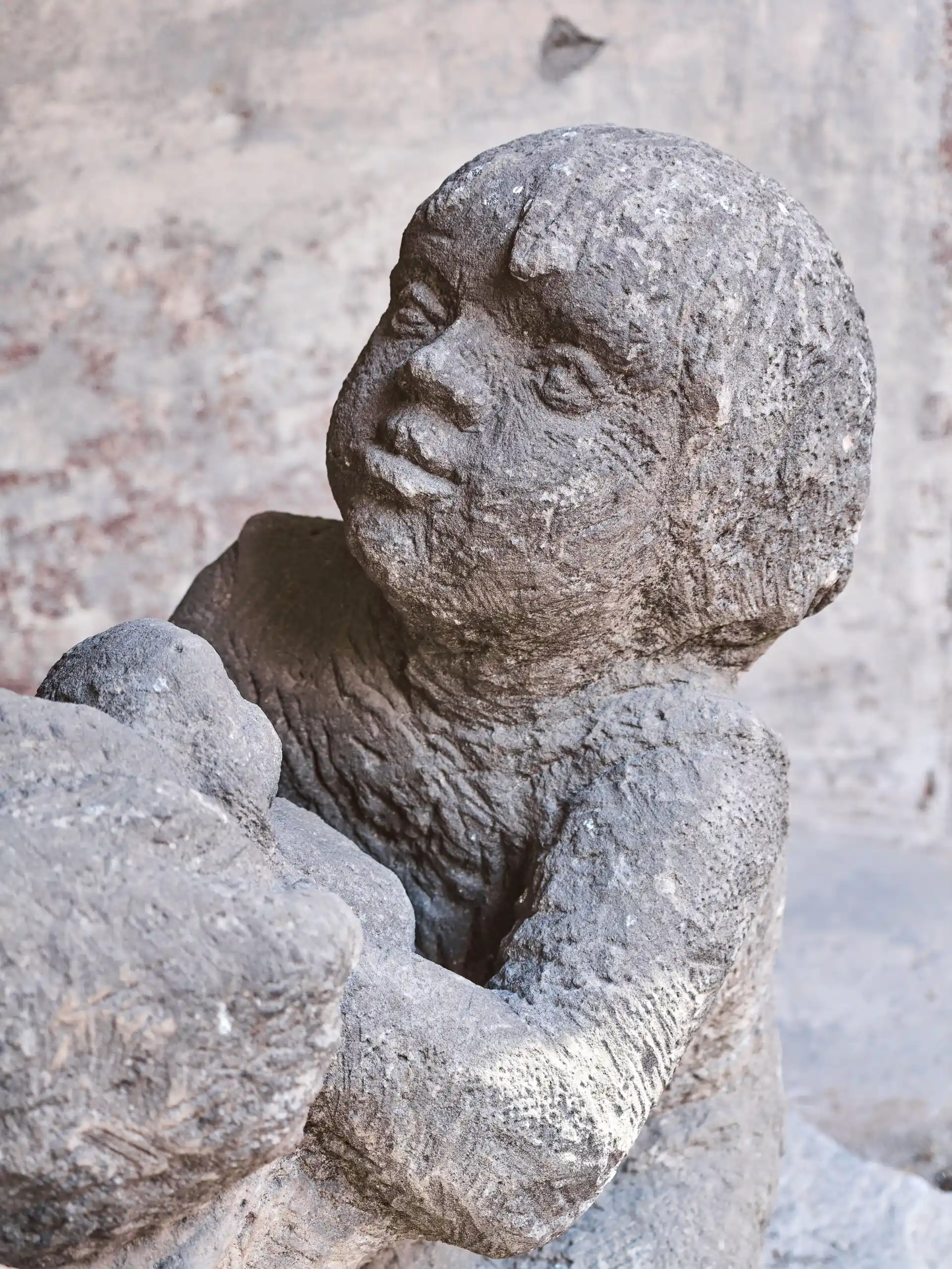 Obří pískovcové sousoší „Matka s dítětem” z období první republiky, kolem roku 1930