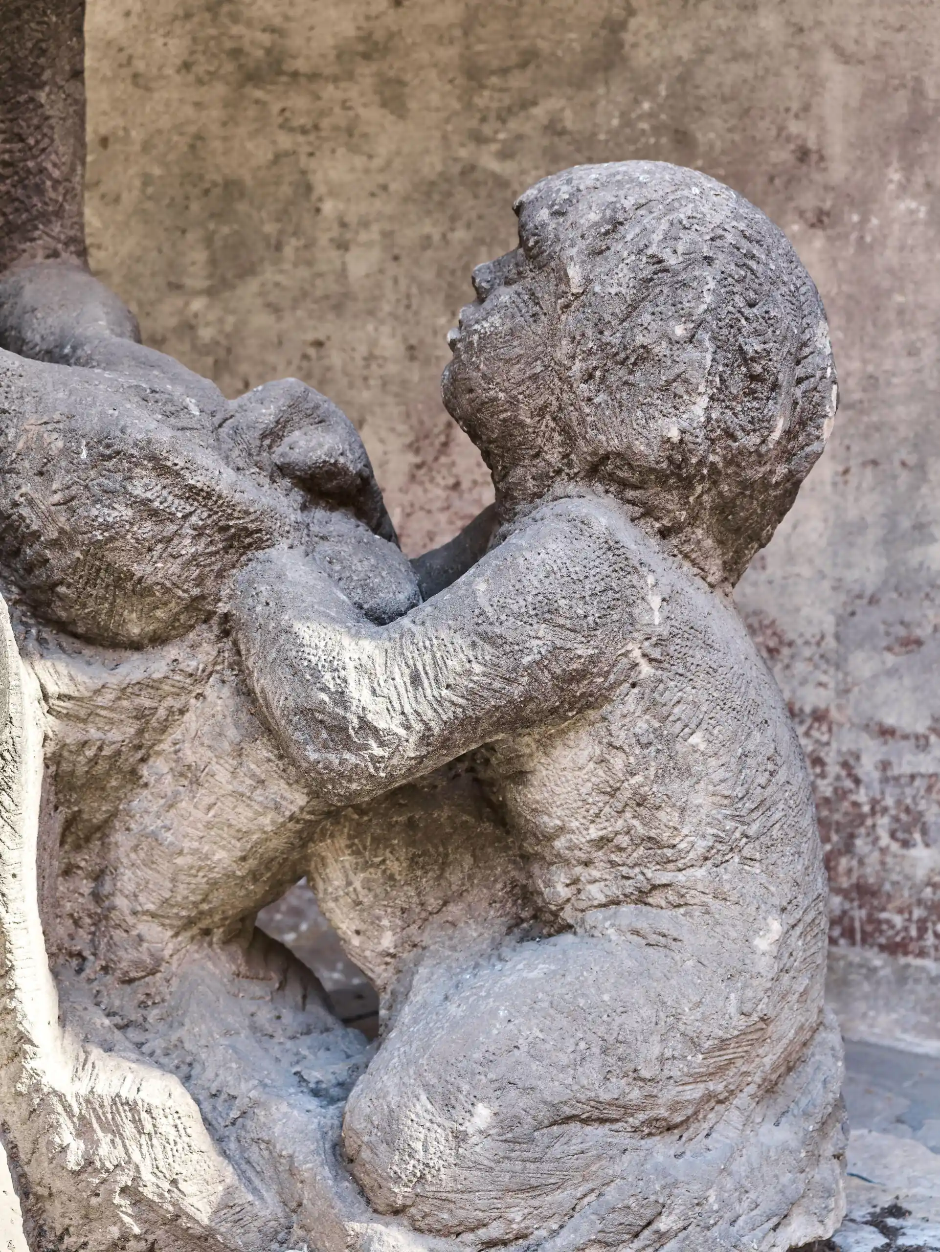 Obří pískovcové sousoší „Matka s dítětem” z období první republiky, kolem roku 1930