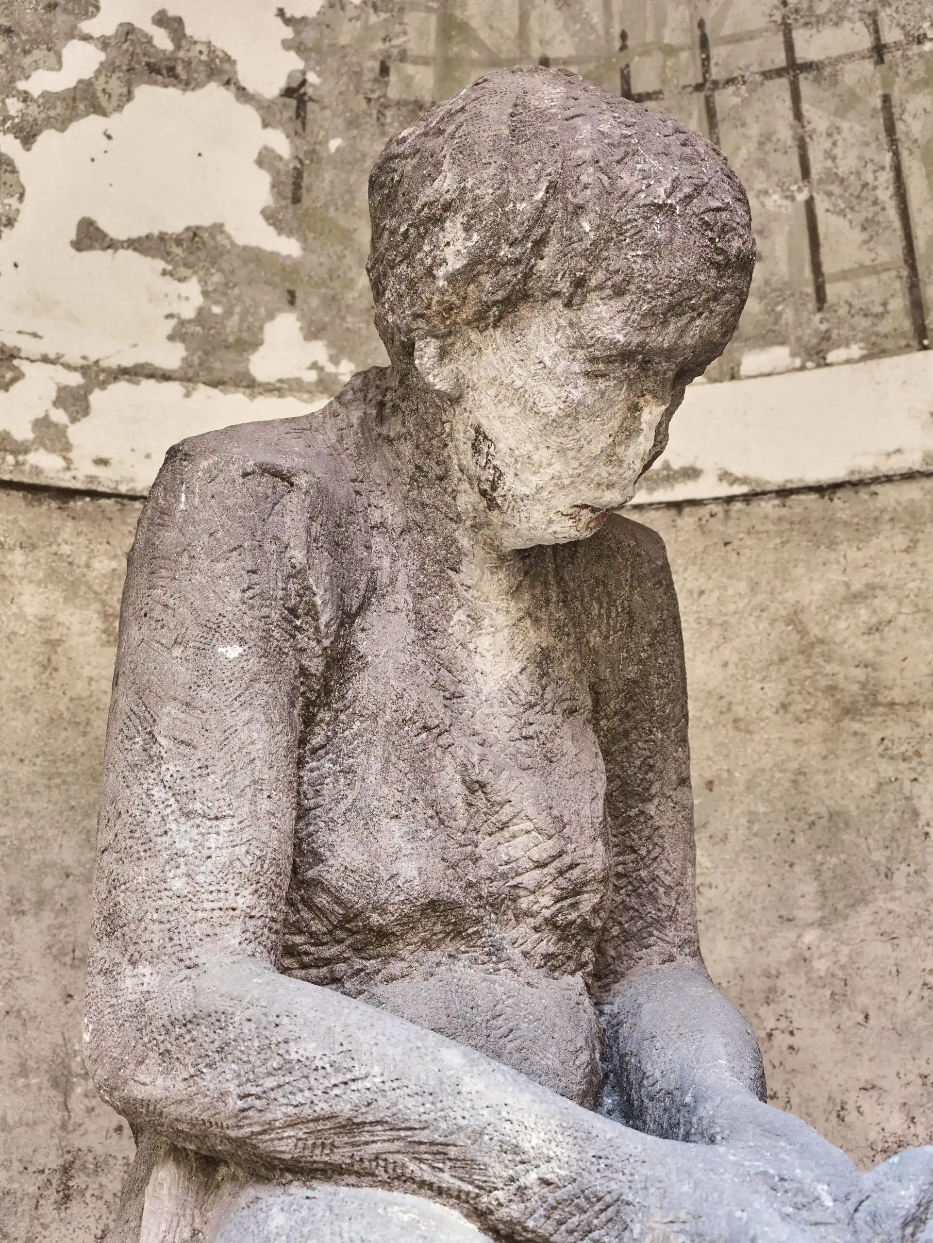 Obří pískovcové sousoší „Matka s dítětem” z období první republiky, kolem roku 1930