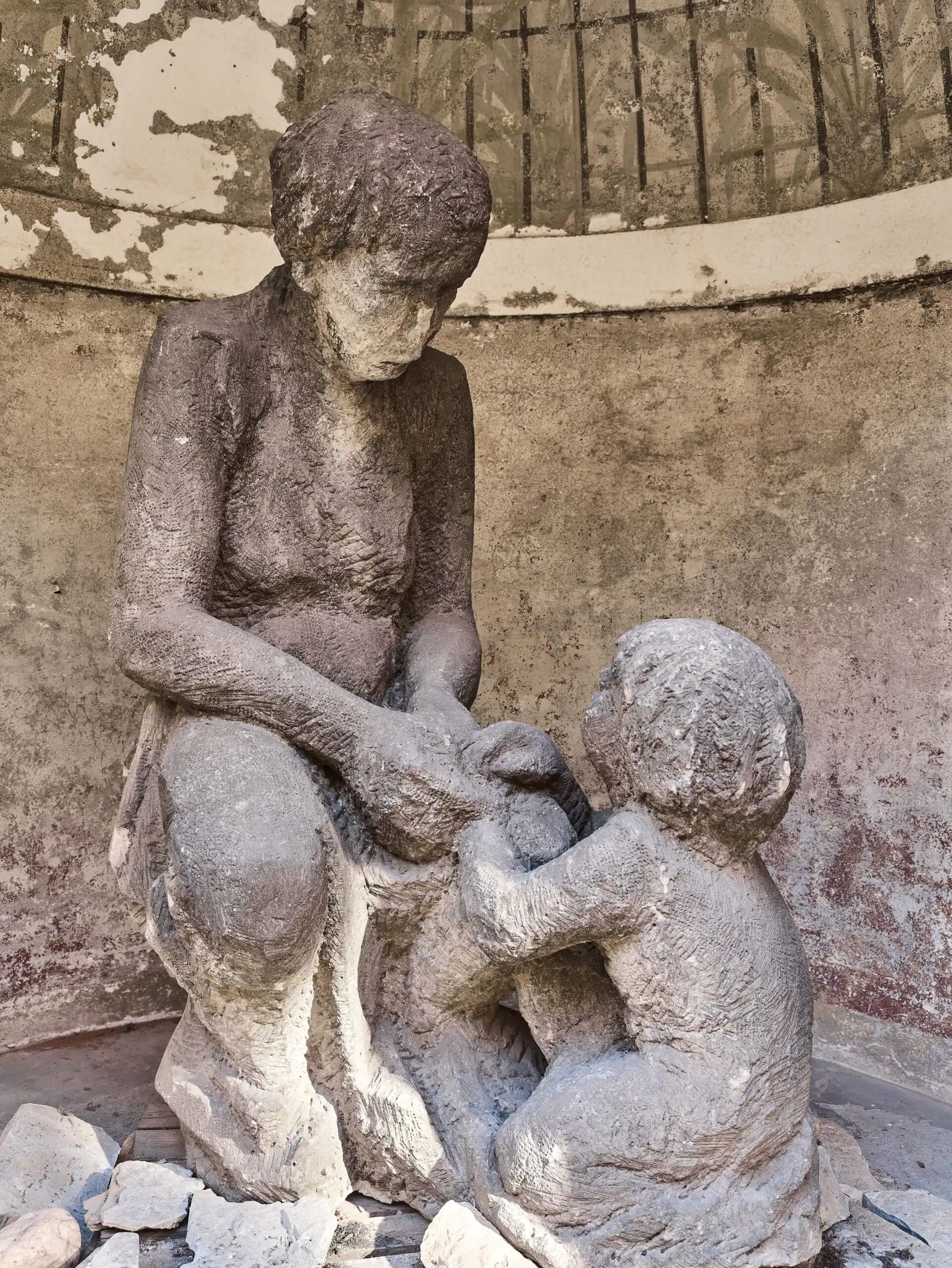 Obří pískovcové sousoší „Matka s dítětem” z období první republiky, kolem roku 1930