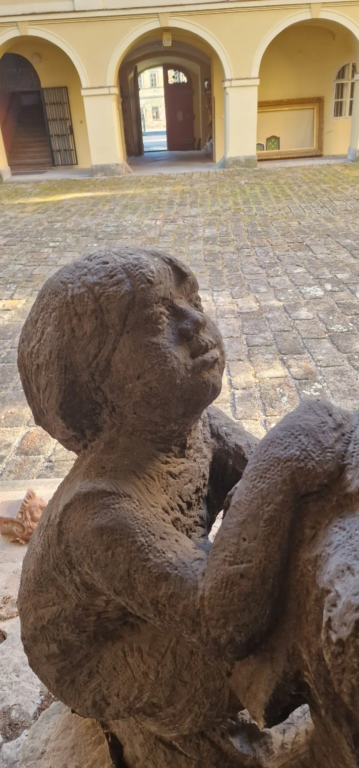 Obří pískovcové sousoší „Matka s dítětem” z období první republiky, kolem roku 1930