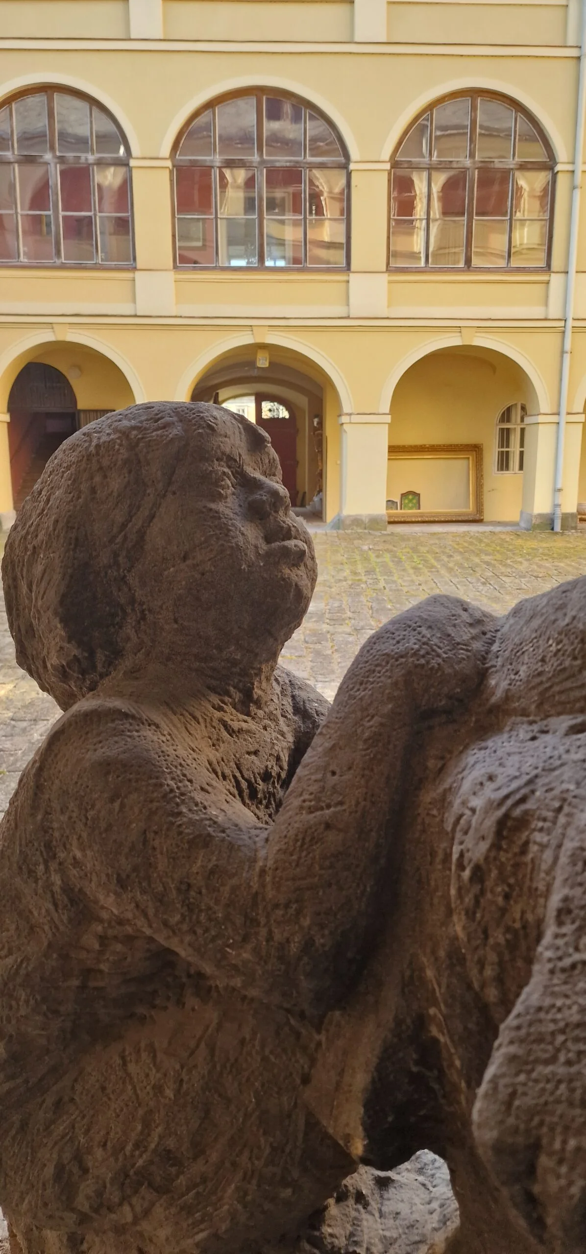 Obří pískovcové sousoší „Matka s dítětem” z období první republiky, kolem roku 1930