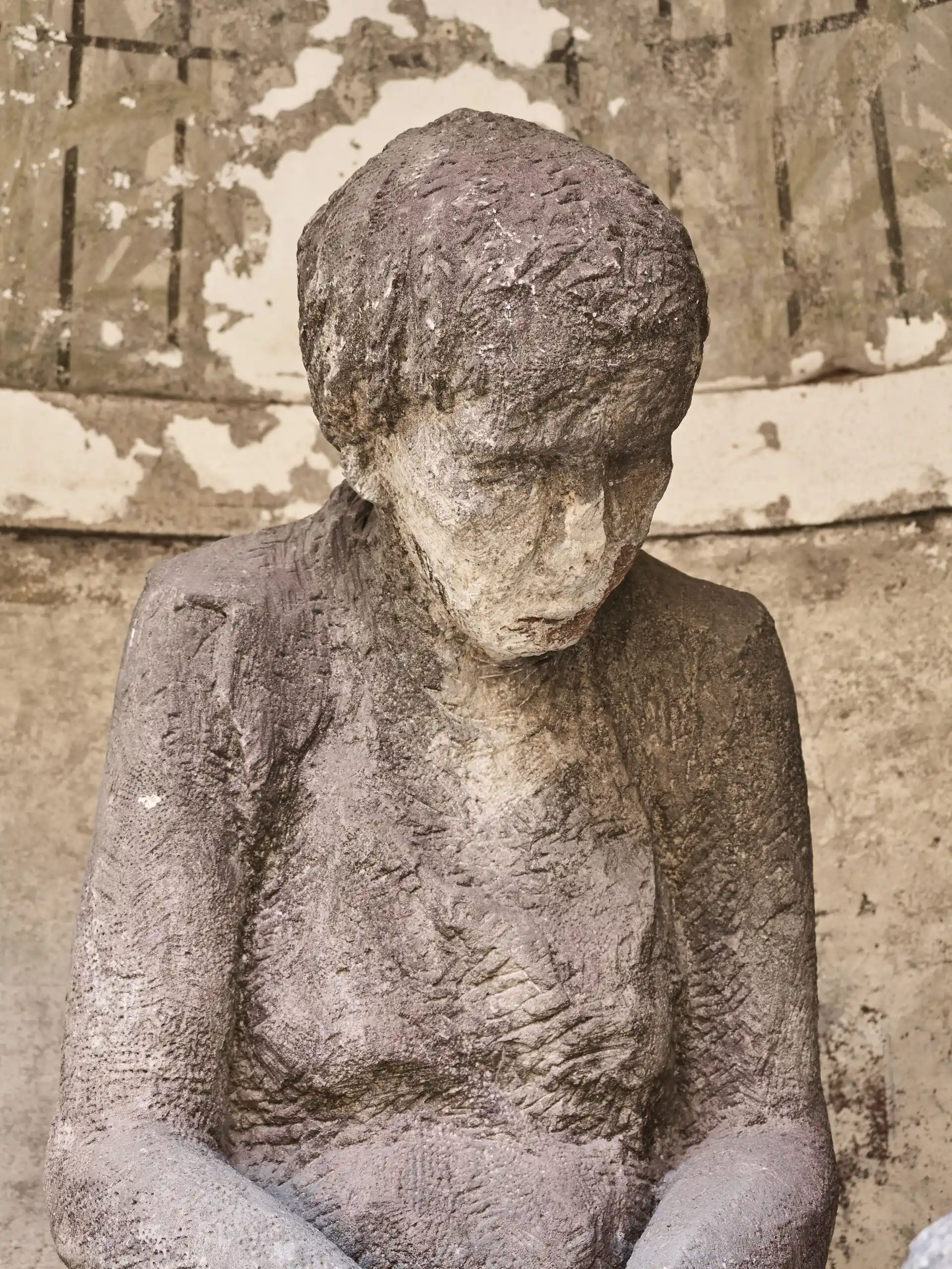 Obří pískovcové sousoší „Matka s dítětem” z období první republiky, kolem roku 1930