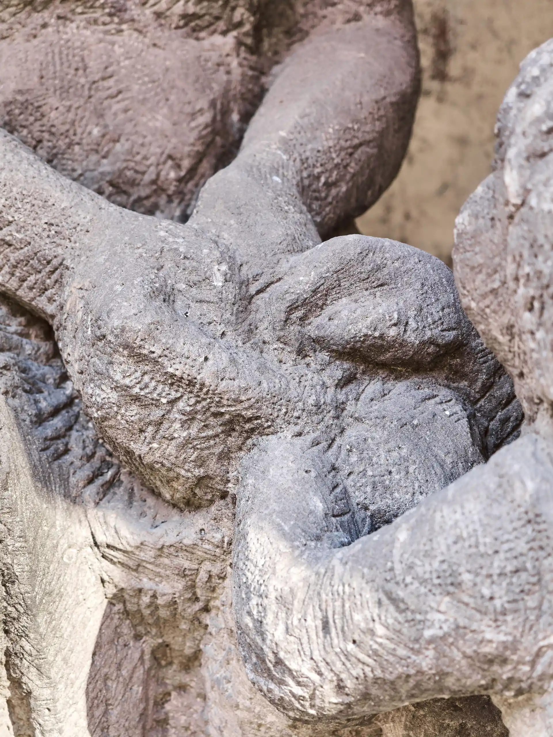 Obří pískovcové sousoší „Matka s dítětem” z období první republiky, kolem roku 1930