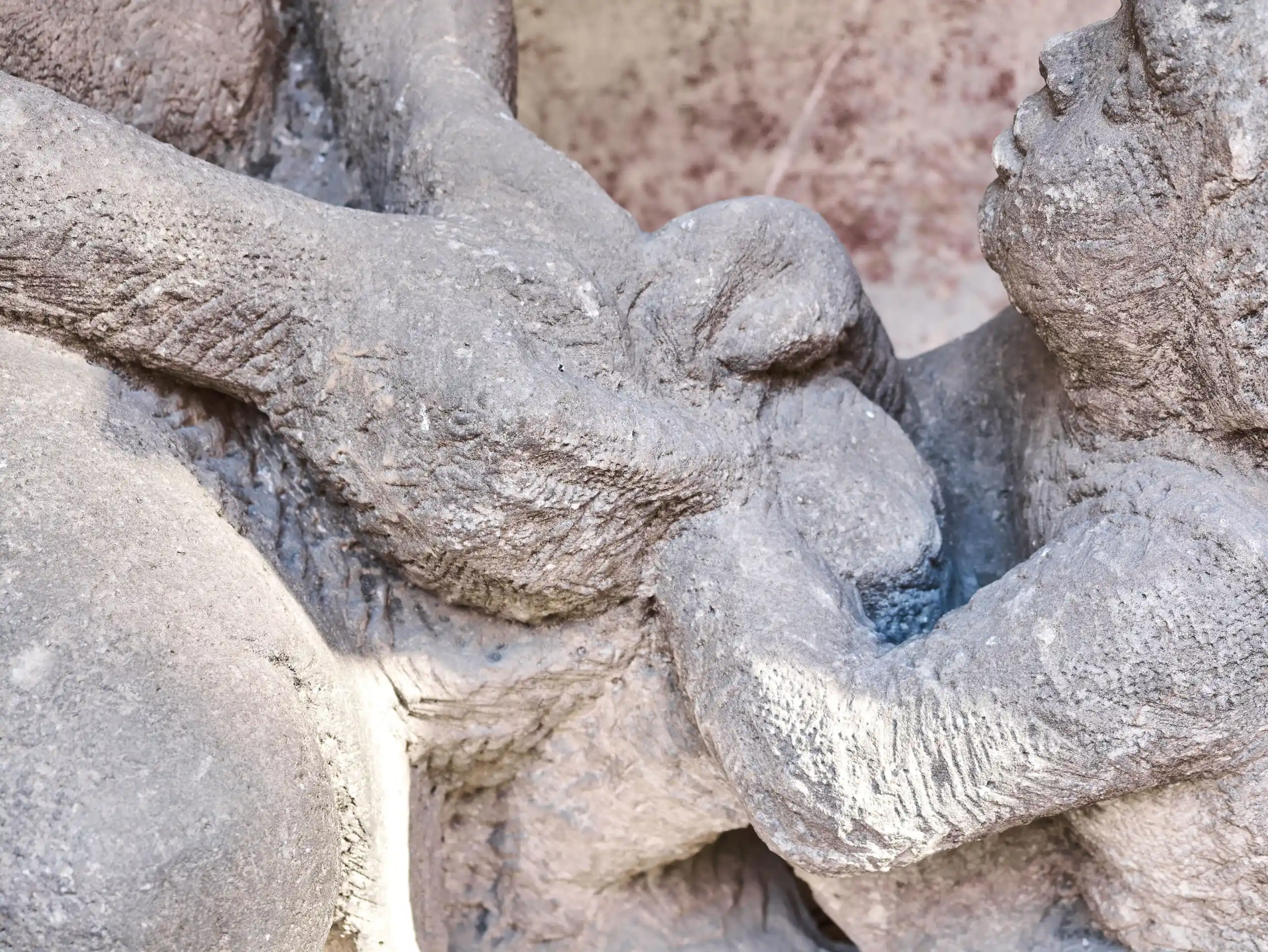 Obří pískovcové sousoší „Matka s dítětem” z období první republiky, kolem roku 1930