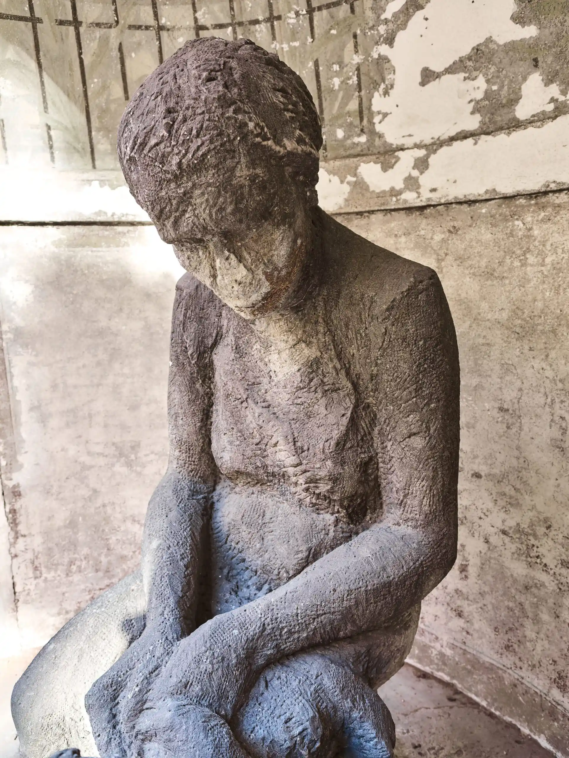 Obří pískovcové sousoší „Matka s dítětem” z období první republiky, kolem roku 1930