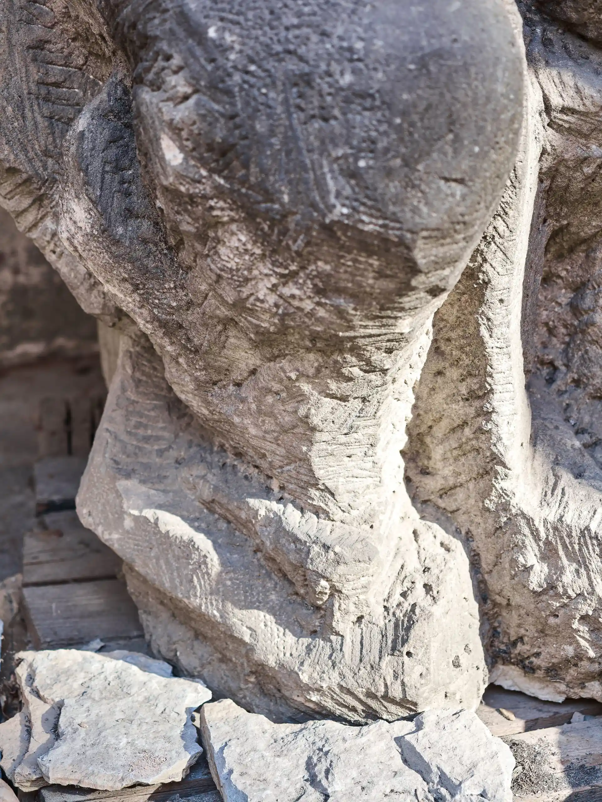 Obří pískovcové sousoší „Matka s dítětem” z období první republiky, kolem roku 1930