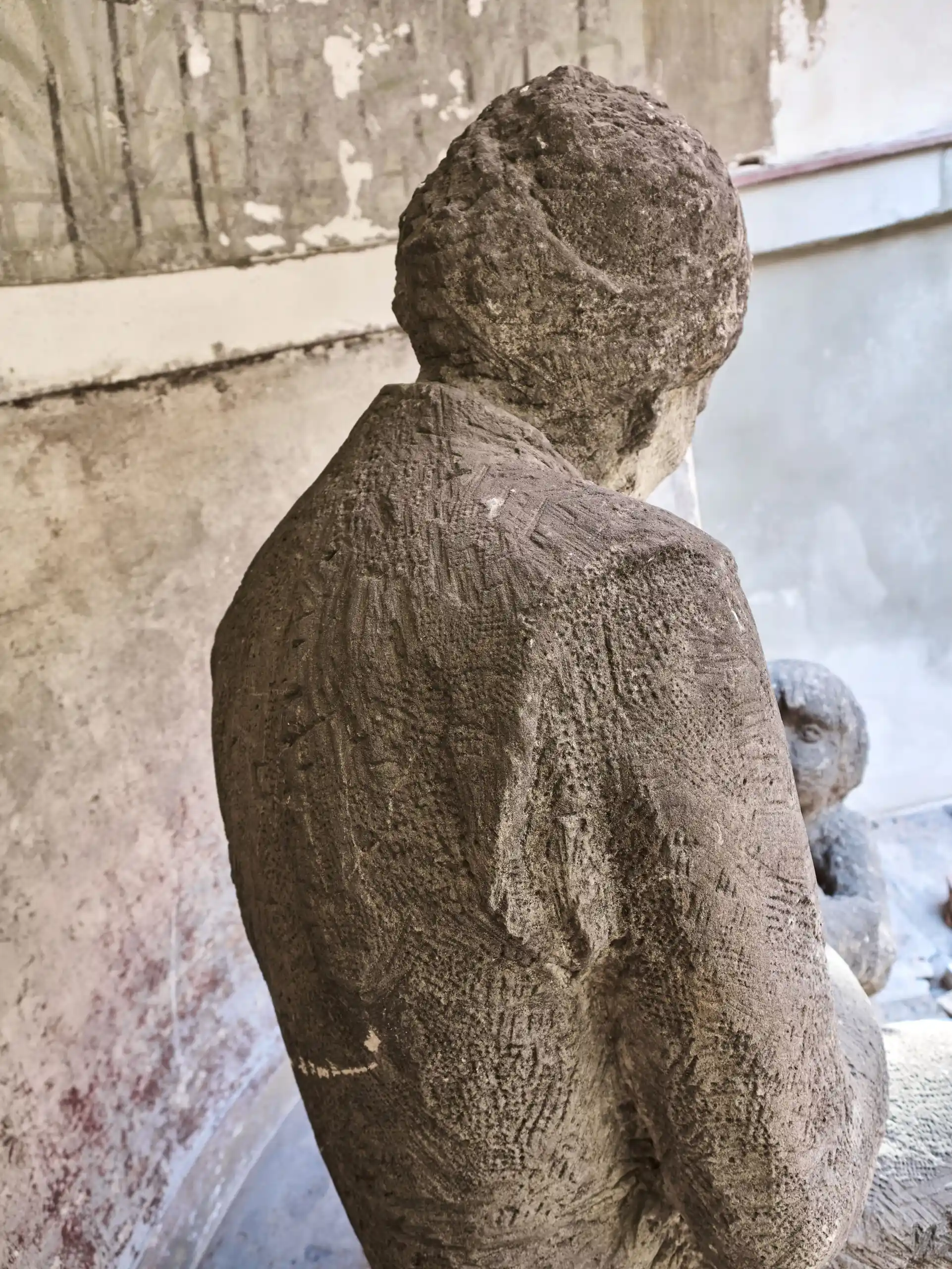 Obří pískovcové sousoší „Matka s dítětem” z období první republiky, kolem roku 1930