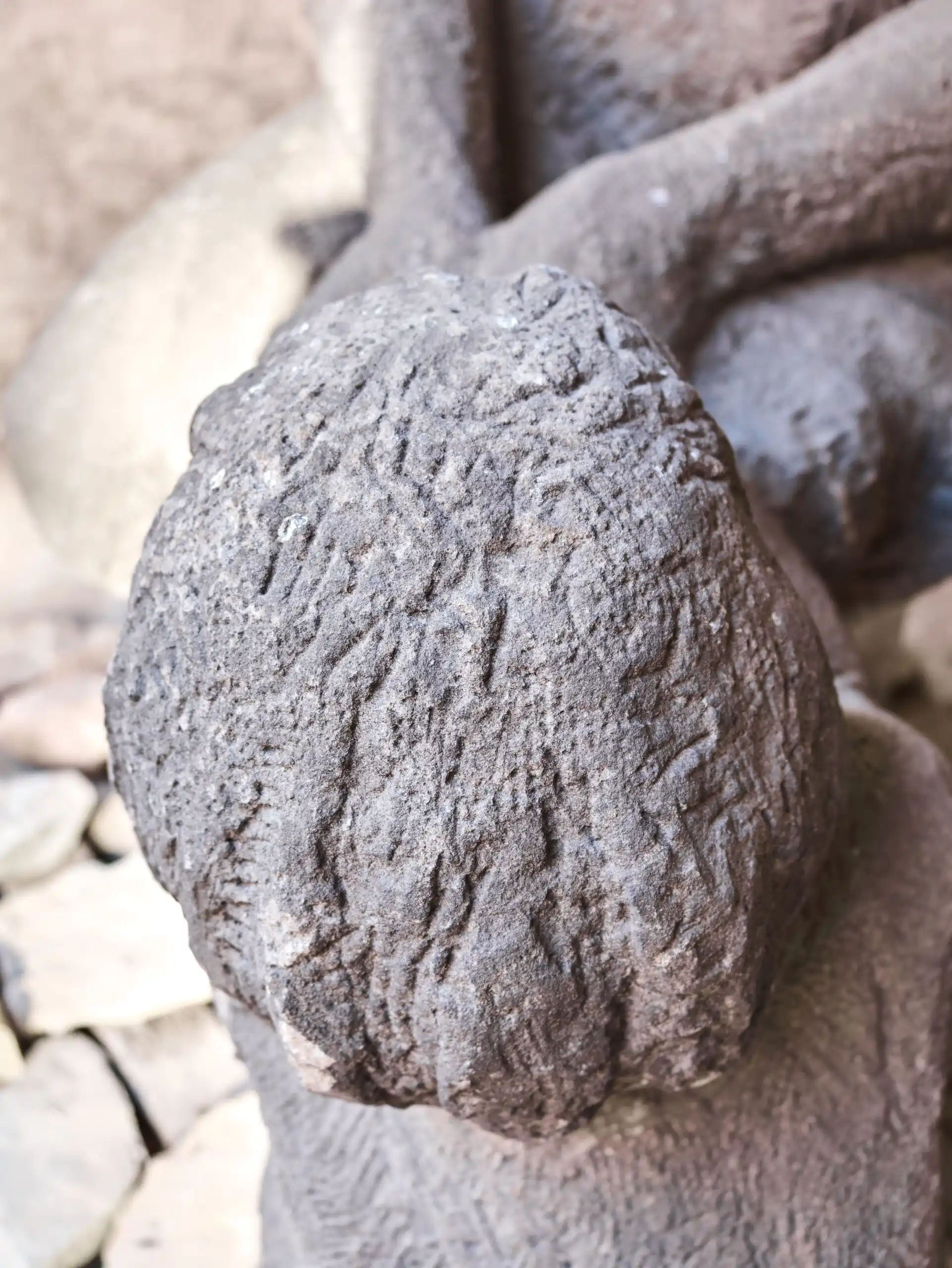 Obří pískovcové sousoší „Matka s dítětem” z období první republiky, kolem roku 1930