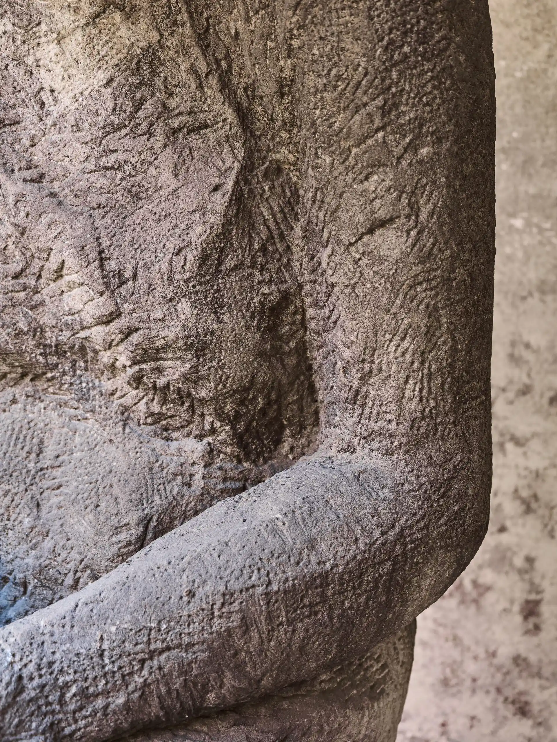 Obří pískovcové sousoší „Matka s dítětem” z období první republiky, kolem roku 1930