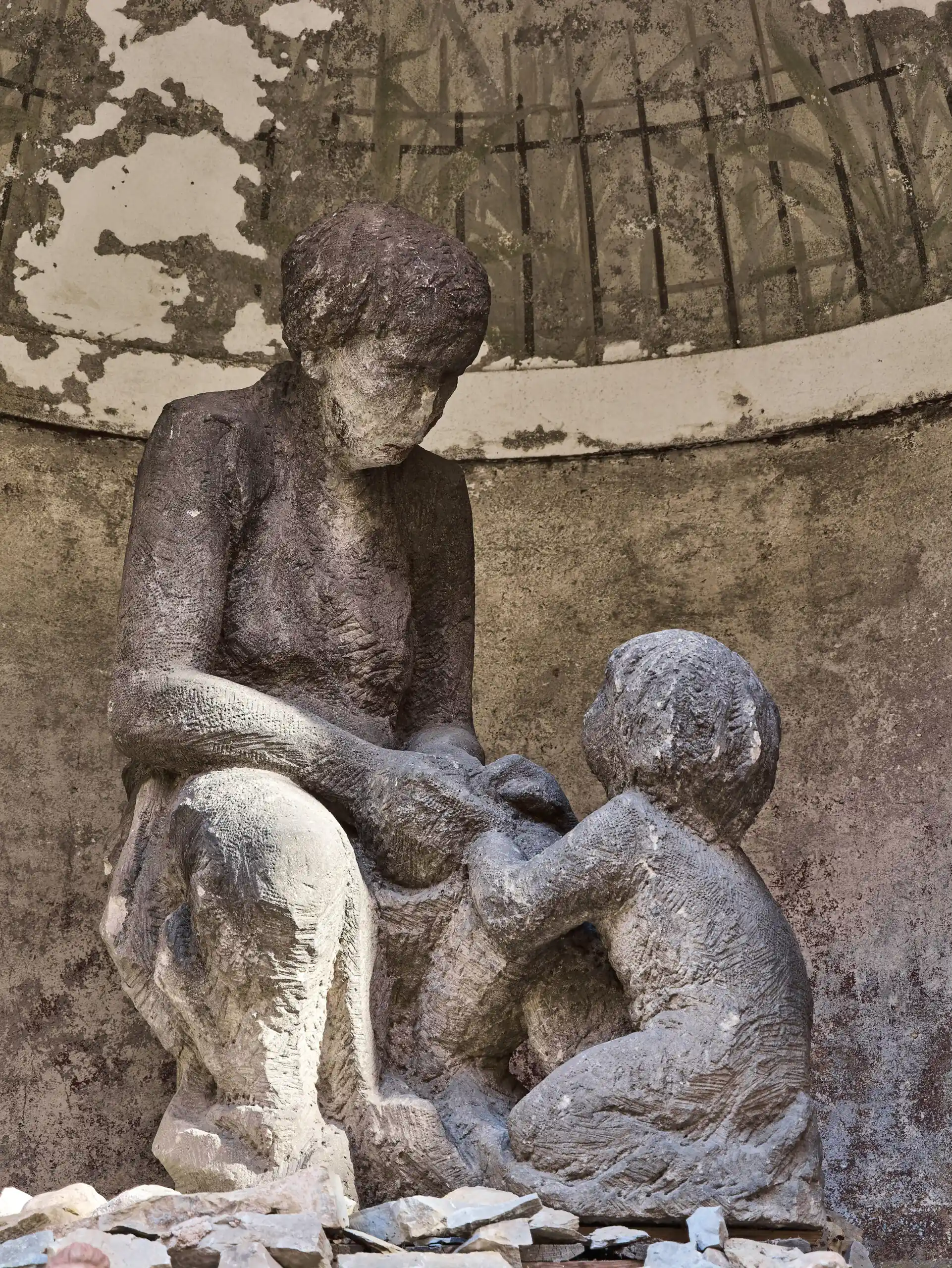 Obří pískovcové sousoší „Matka s dítětem” z období první republiky, kolem roku 1930