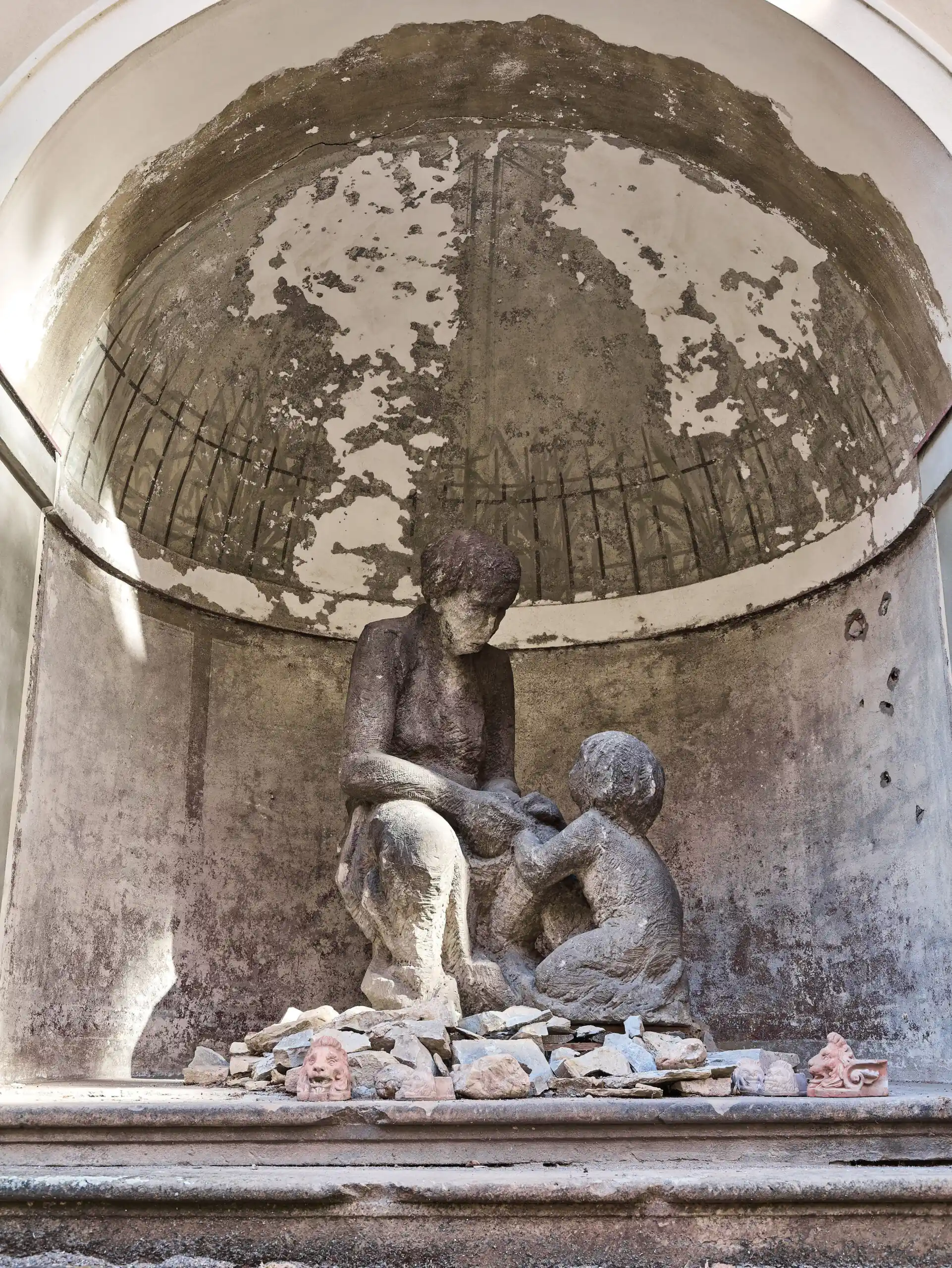 Obří pískovcové sousoší „Matka s dítětem” z období první republiky, kolem roku 1930