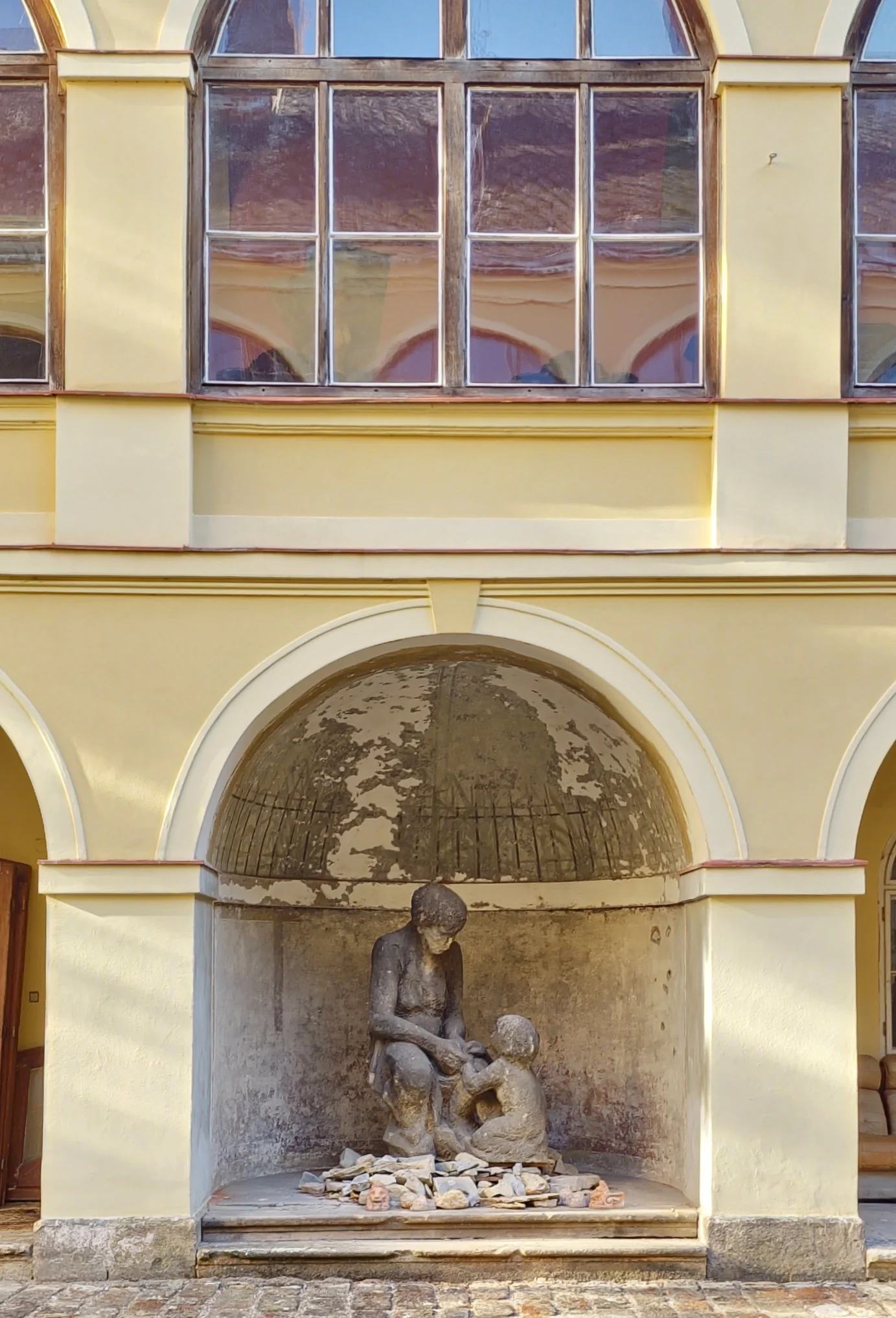 Obří pískovcové sousoší „Matka s dítětem” z období první republiky, kolem roku 1930