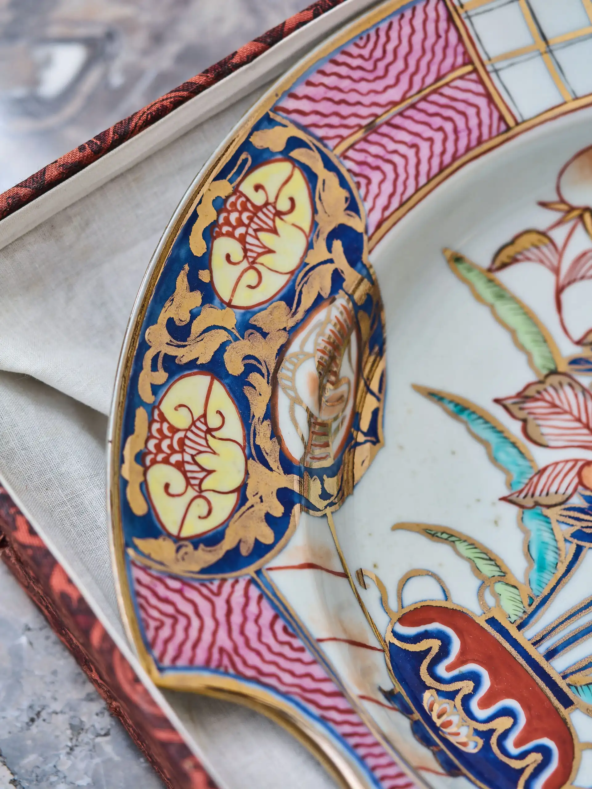Japonský porcelánový holicí talíř Imari v dárkové krabici