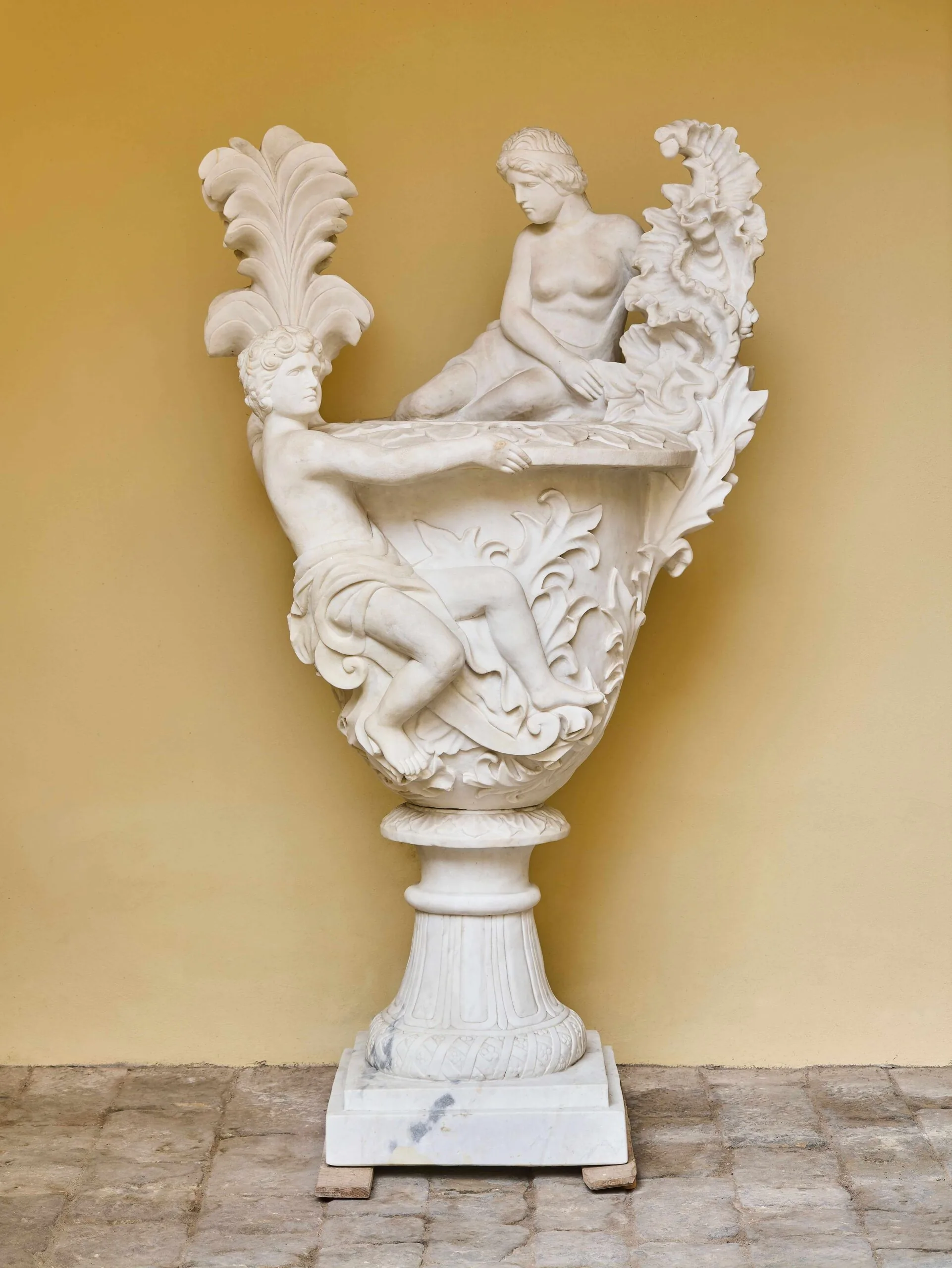 Monumentální klasicistní mramorová váza s figurální výzdobou