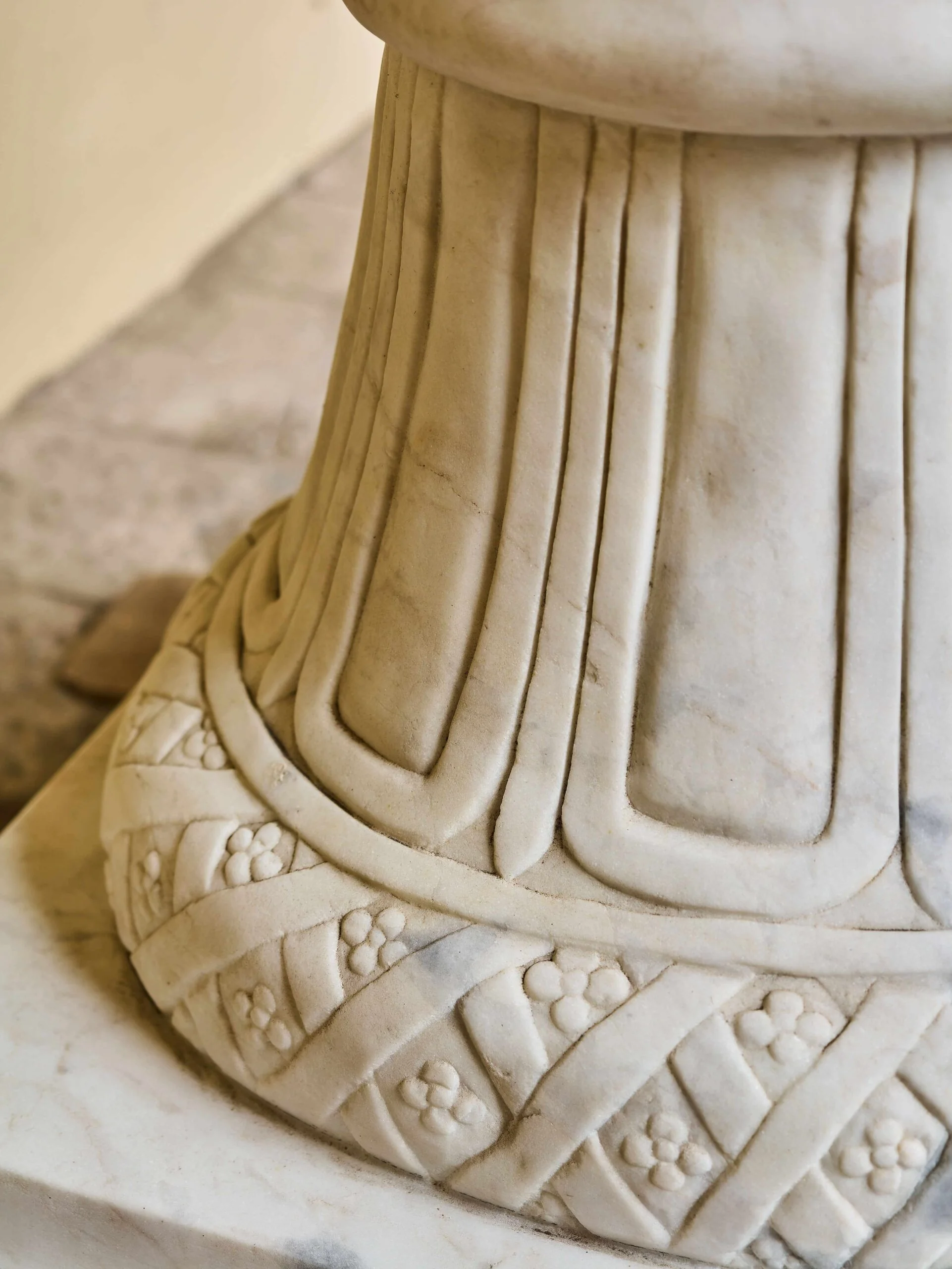 Monumentální klasicistní mramorová váza s figurální výzdobou