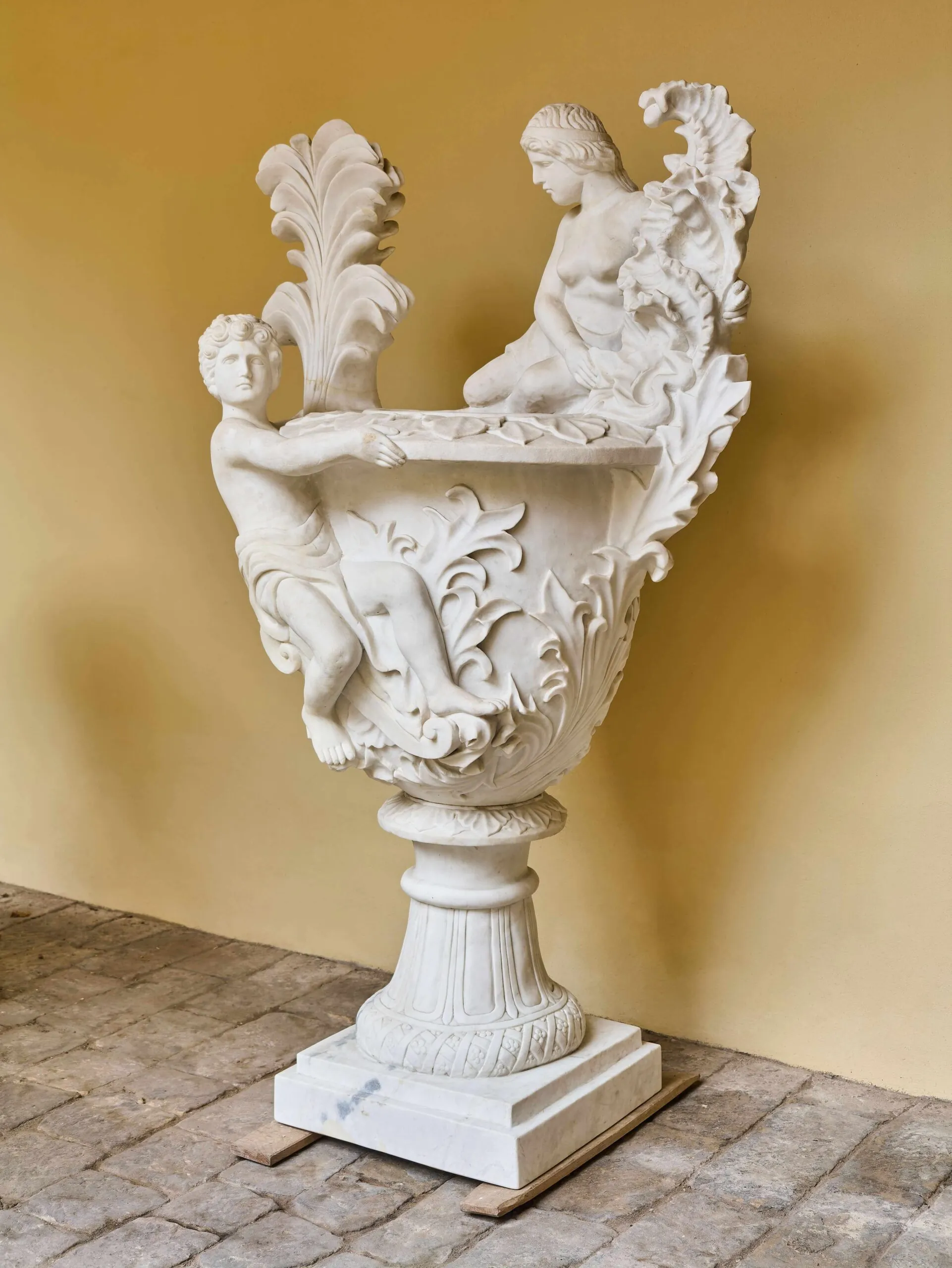 Monumentální klasicistní mramorová váza s figurální výzdobou