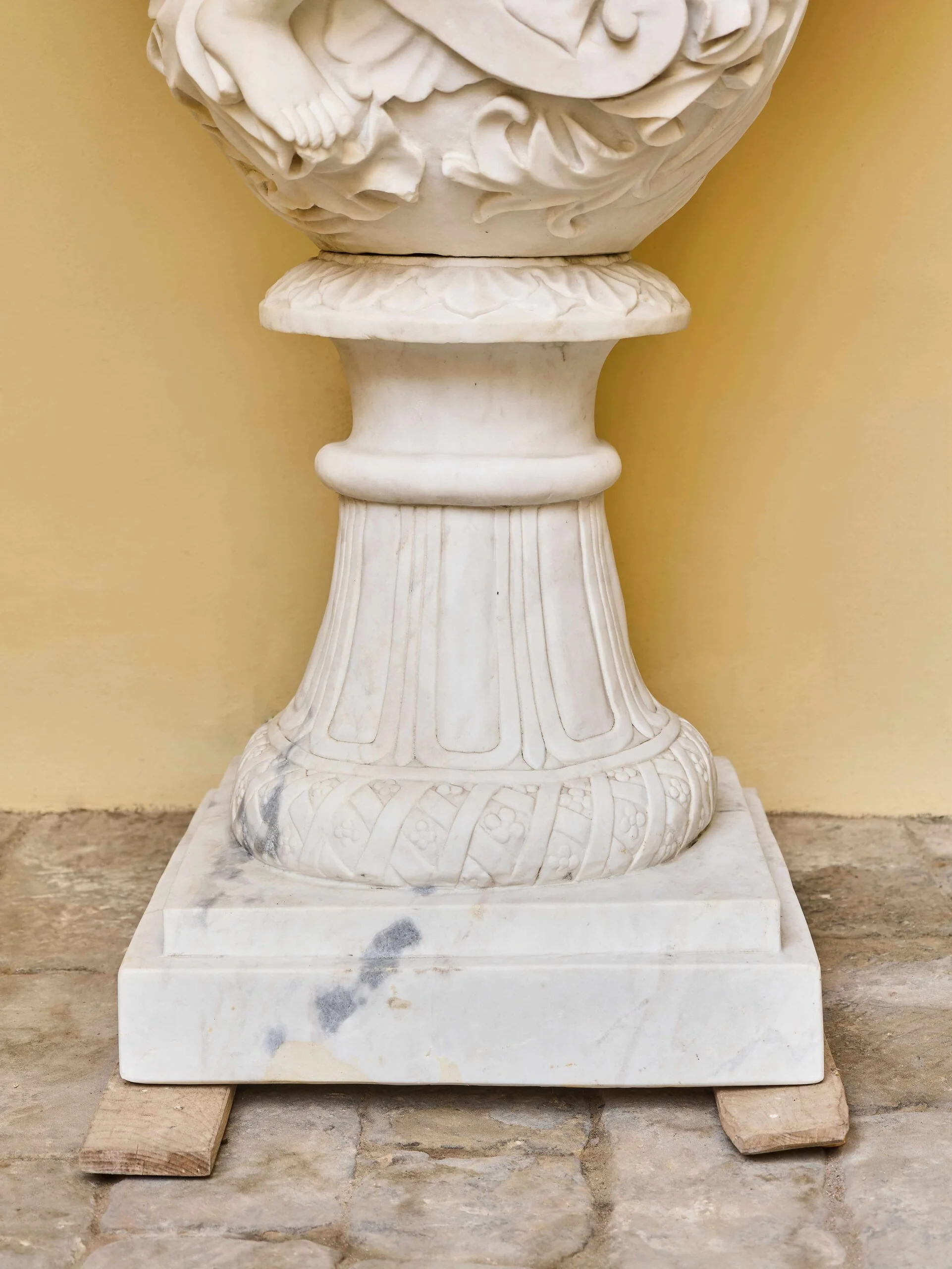 Monumentální klasicistní mramorová váza s figurální výzdobou