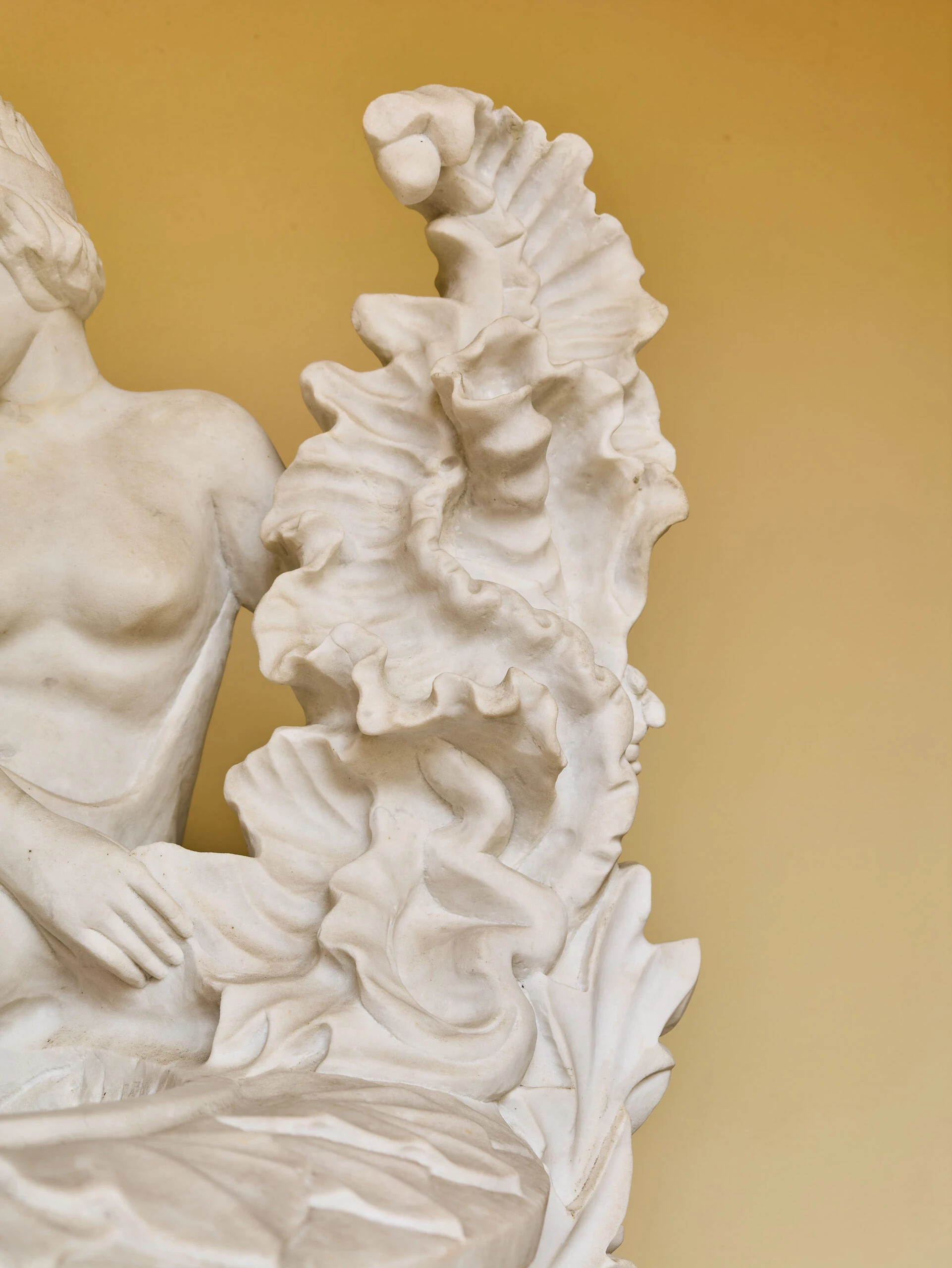 Monumentální klasicistní mramorová váza s figurální výzdobou