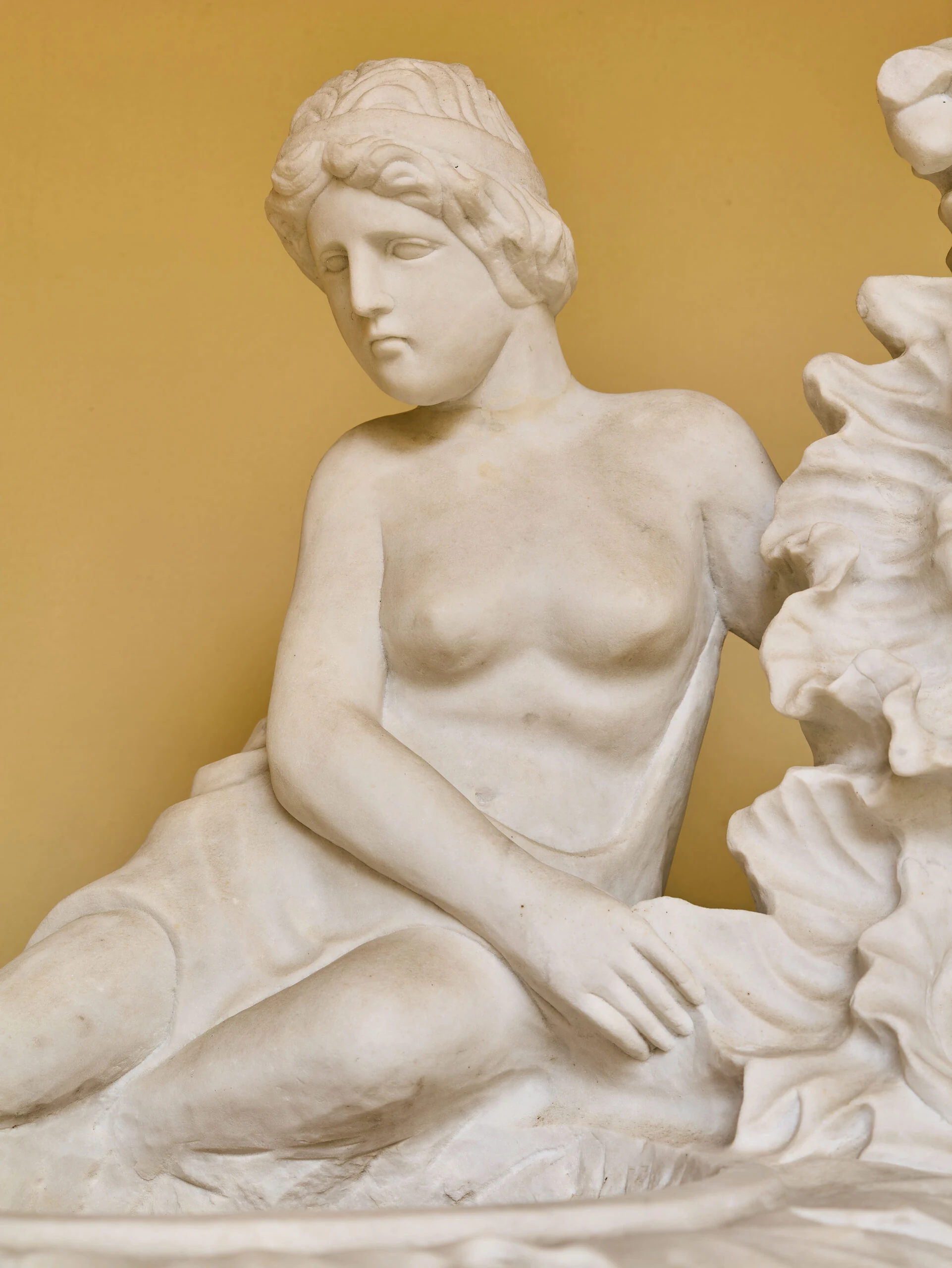 Monumentální klasicistní mramorová váza s figurální výzdobou