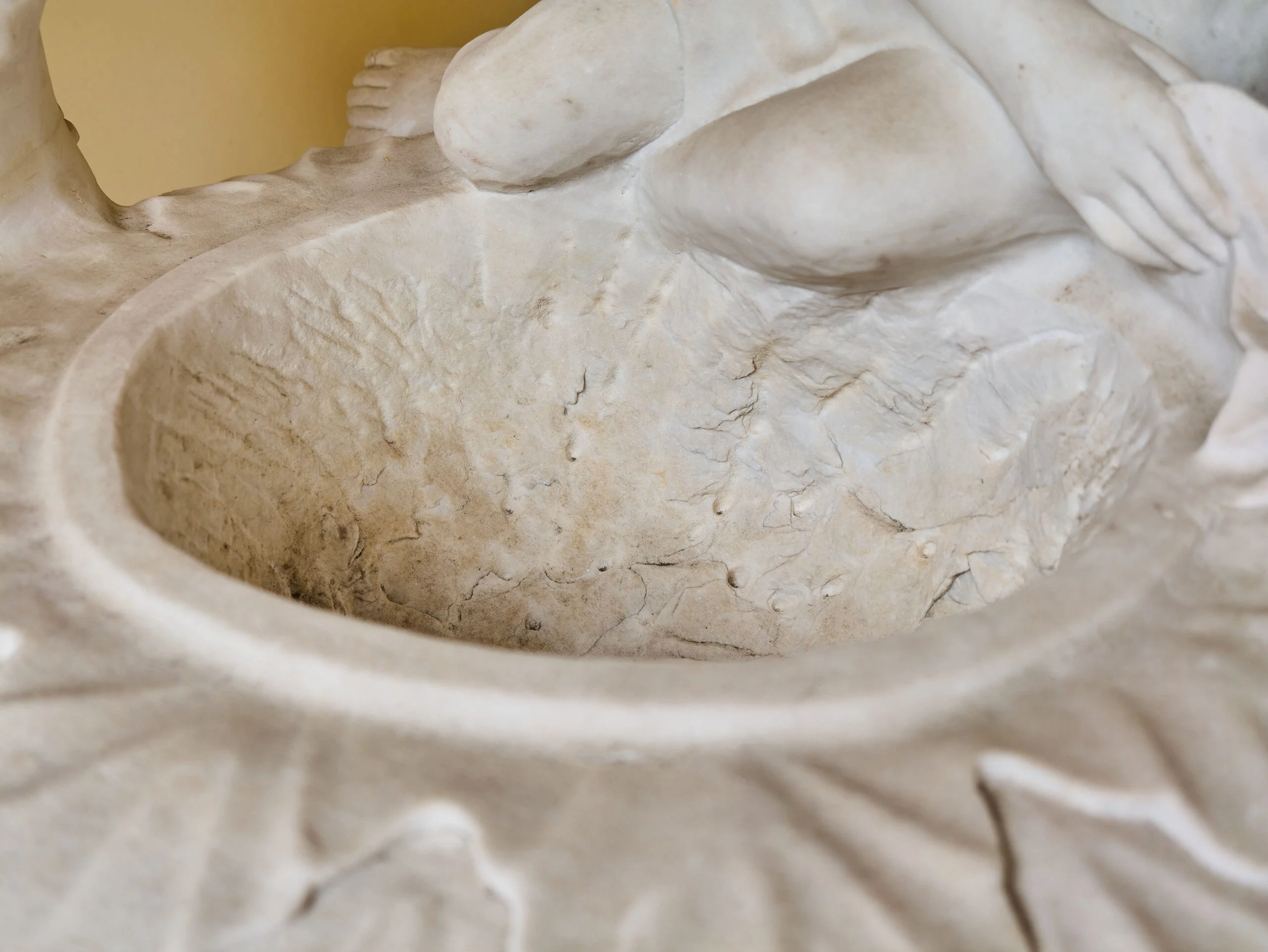 Monumentální klasicistní mramorová váza s figurální výzdobou