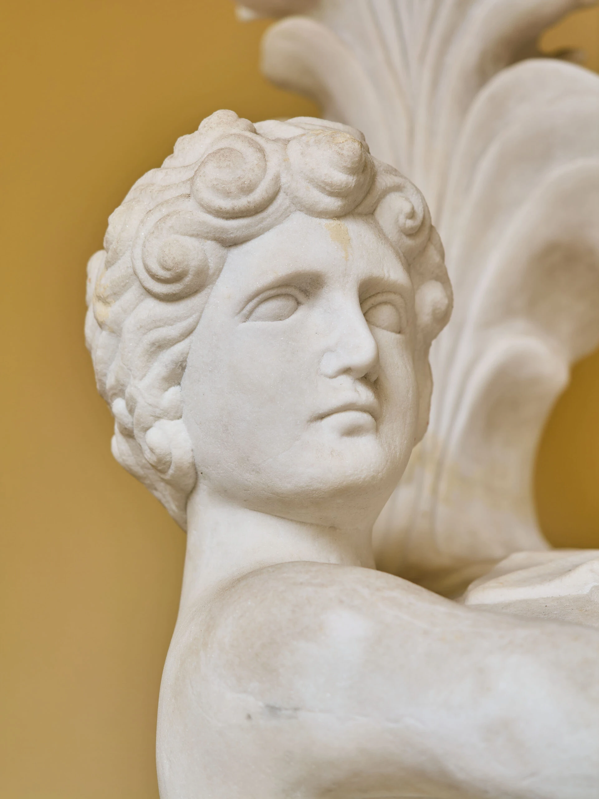 Monumentální klasicistní mramorová váza s figurální výzdobou