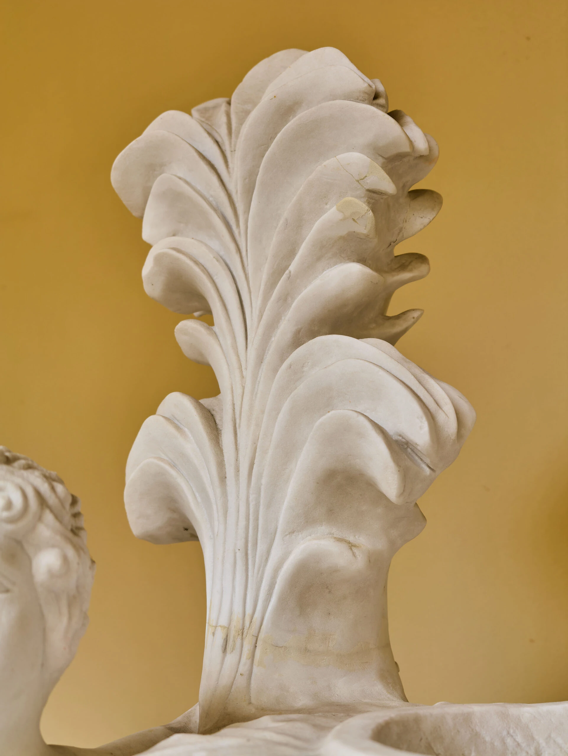 Monumentální klasicistní mramorová váza s figurální výzdobou