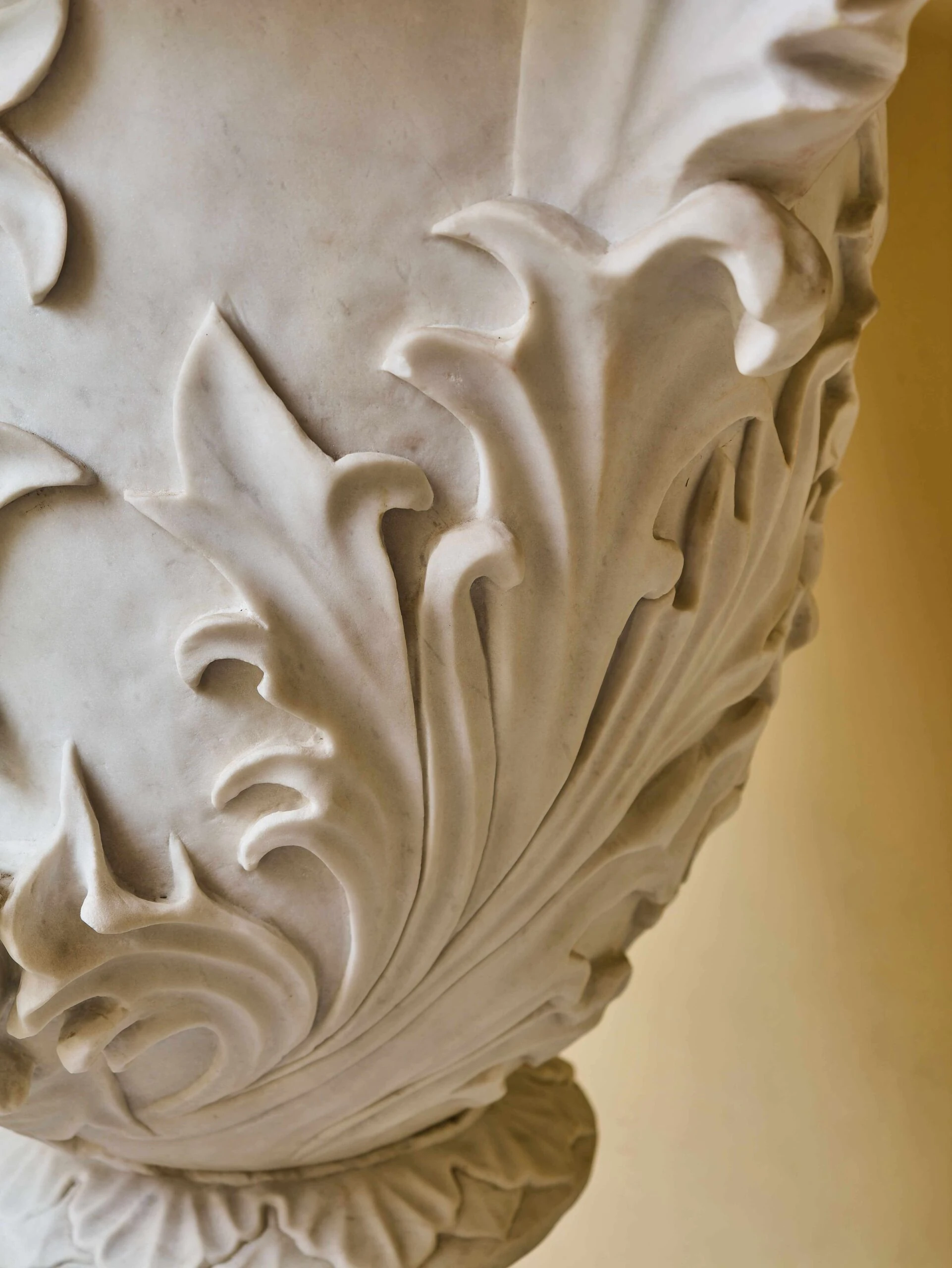 Monumentální klasicistní mramorová váza s figurální výzdobou