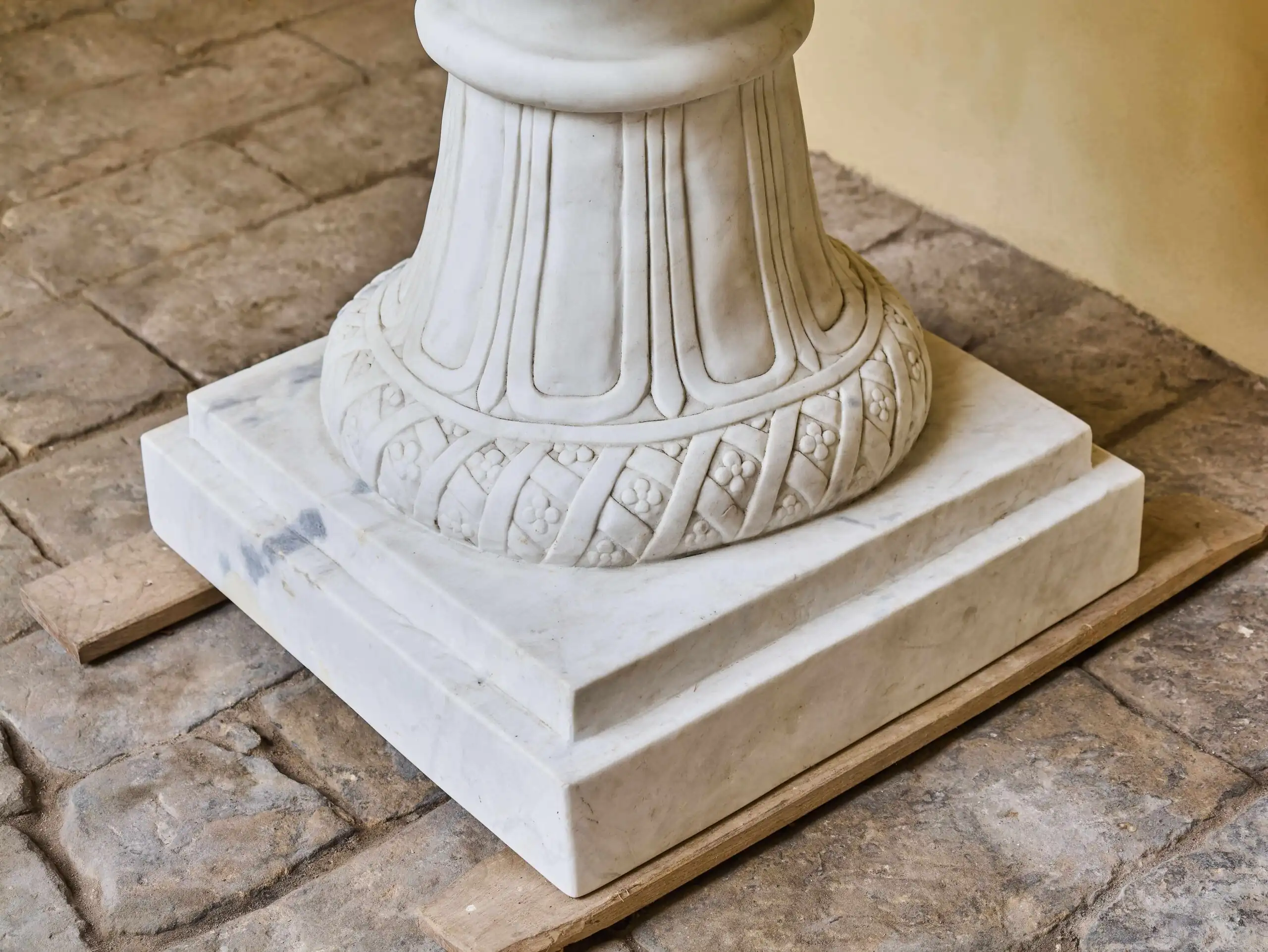 Monumentální klasicistní mramorová váza s figurální výzdobou