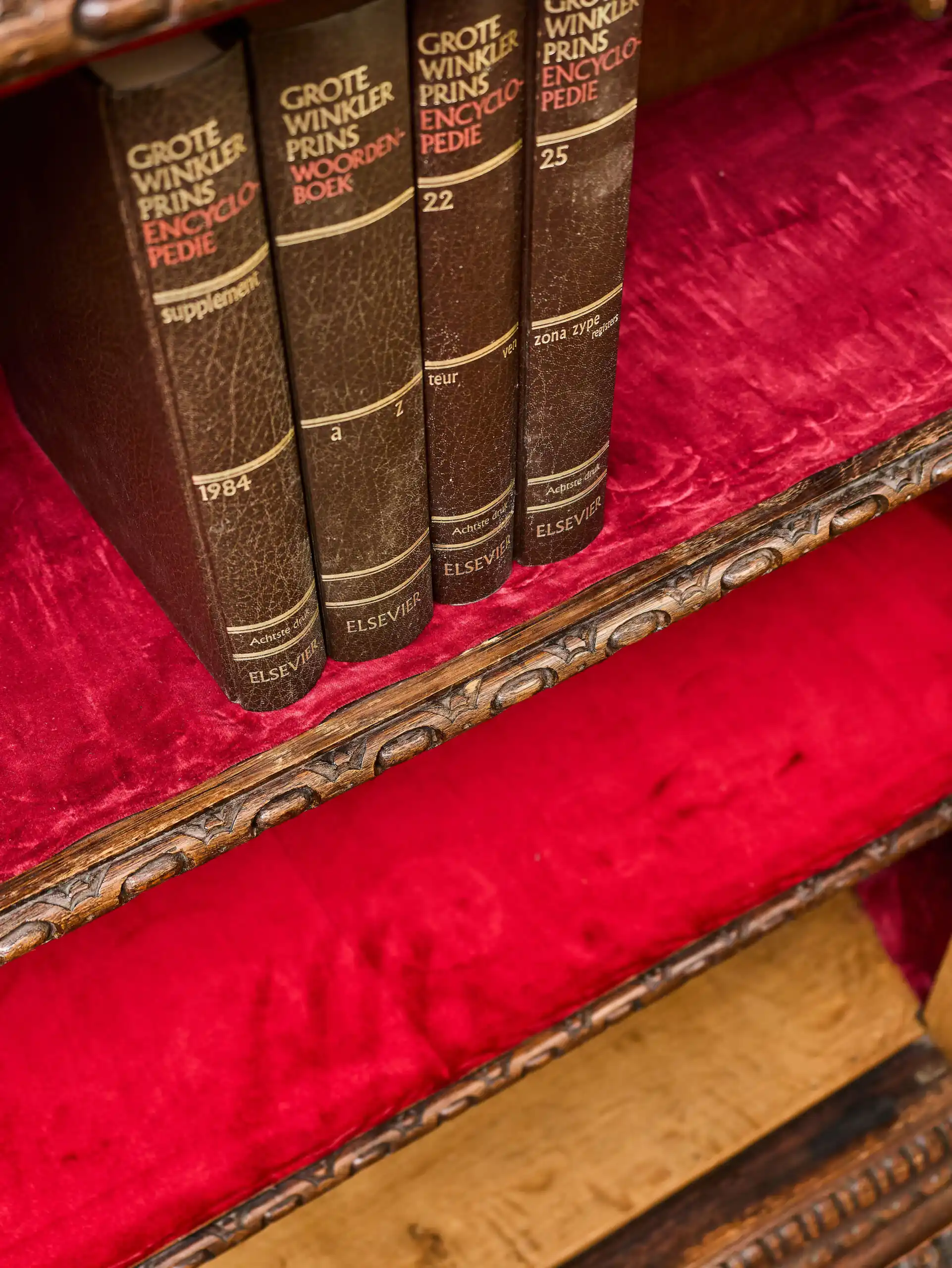 Masivní dubová knihovna v renesančním stylu, 19. století