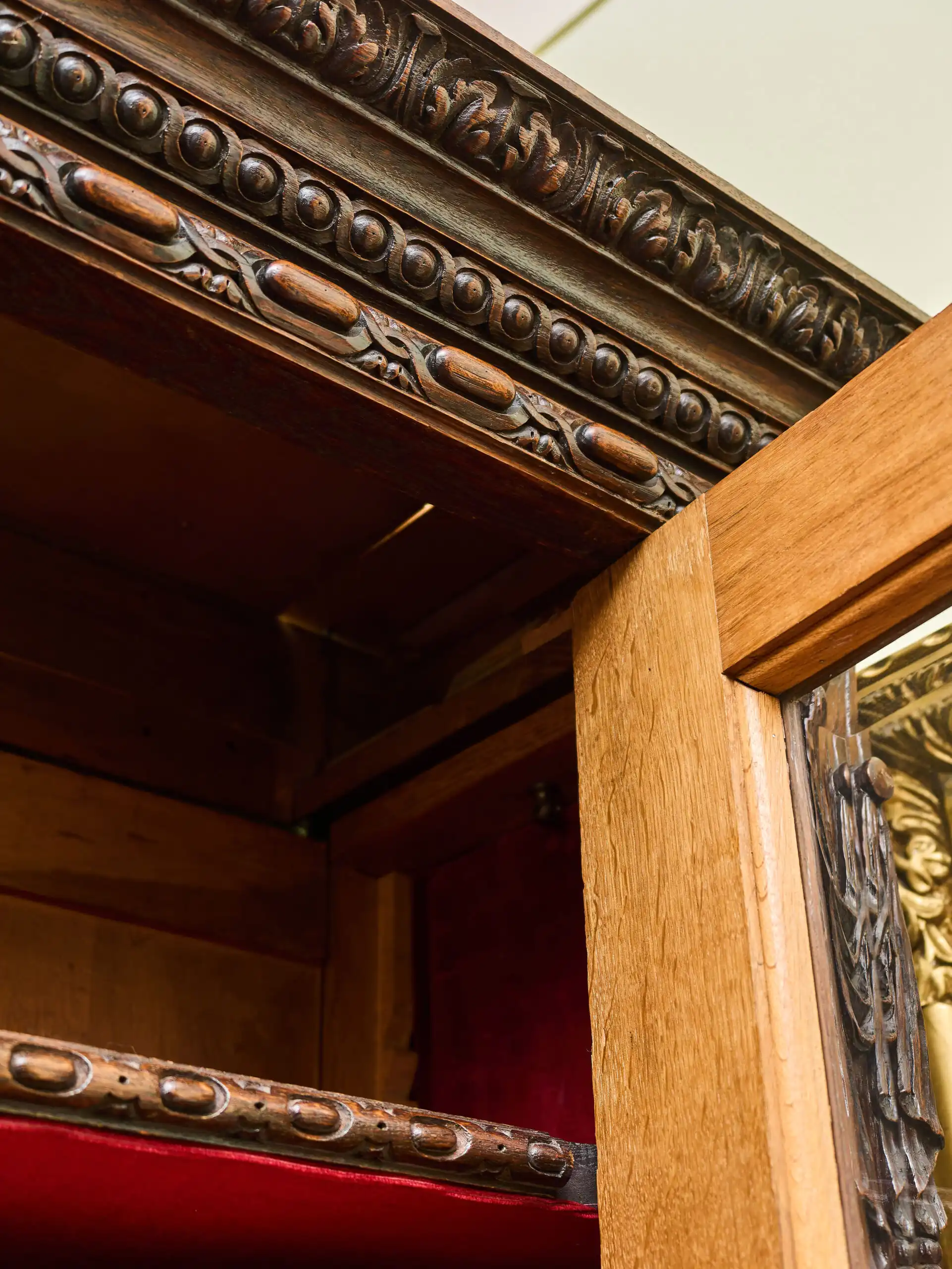 Masivní dubová knihovna v renesančním stylu, 19. století