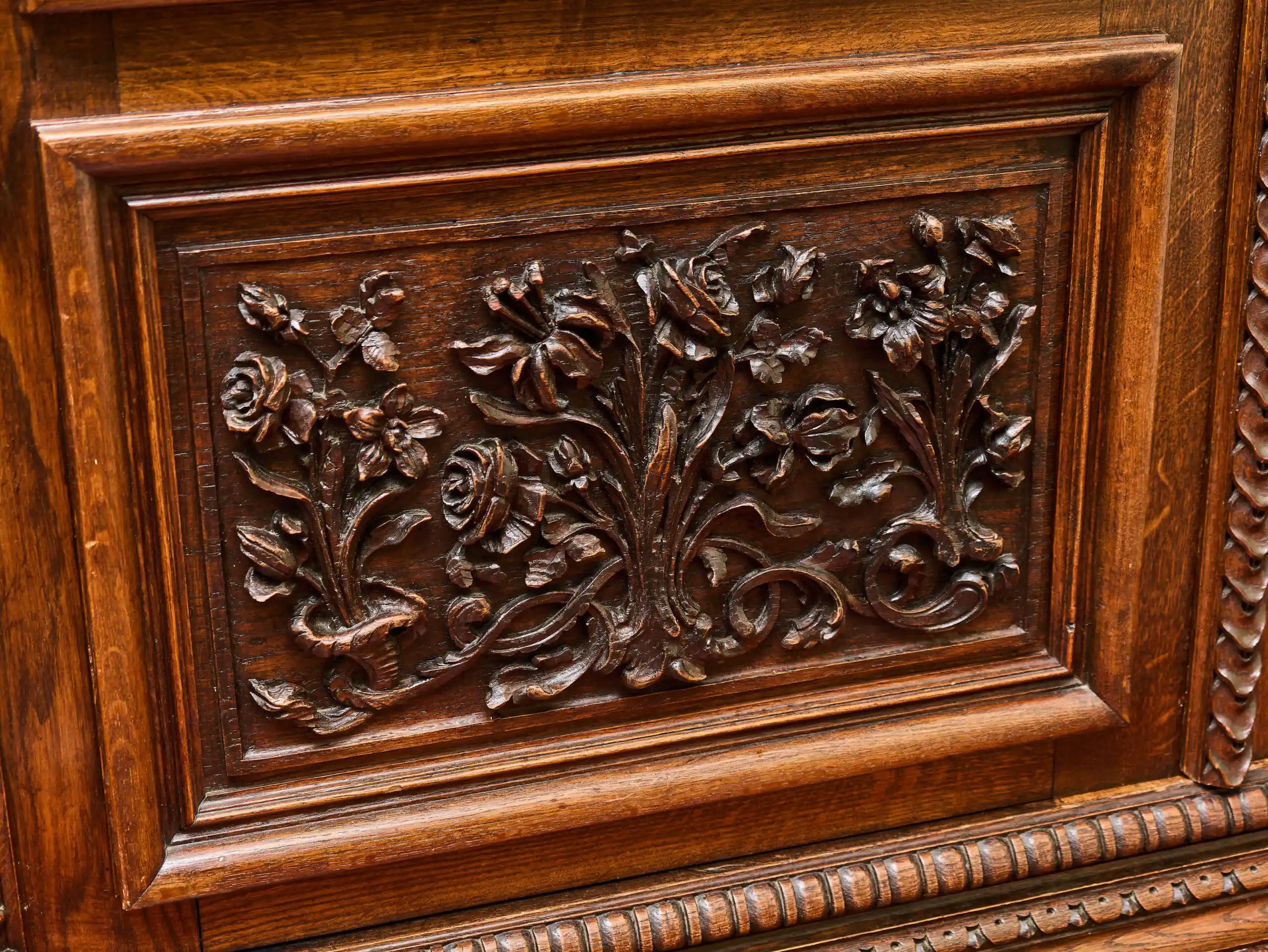 Masivní dubová knihovna v renesančním stylu, 19. století