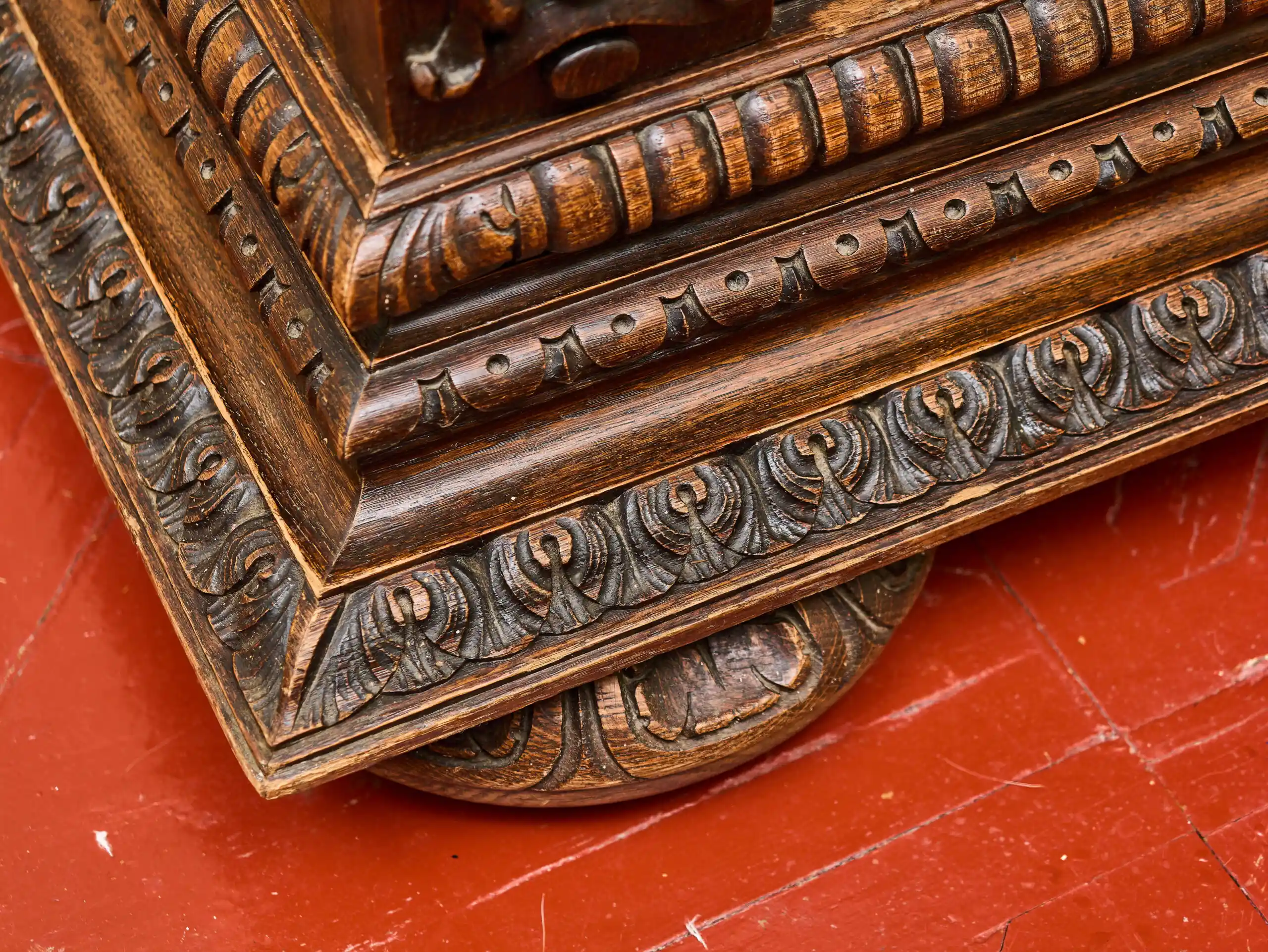 Masivní dubová knihovna v renesančním stylu, 19. století