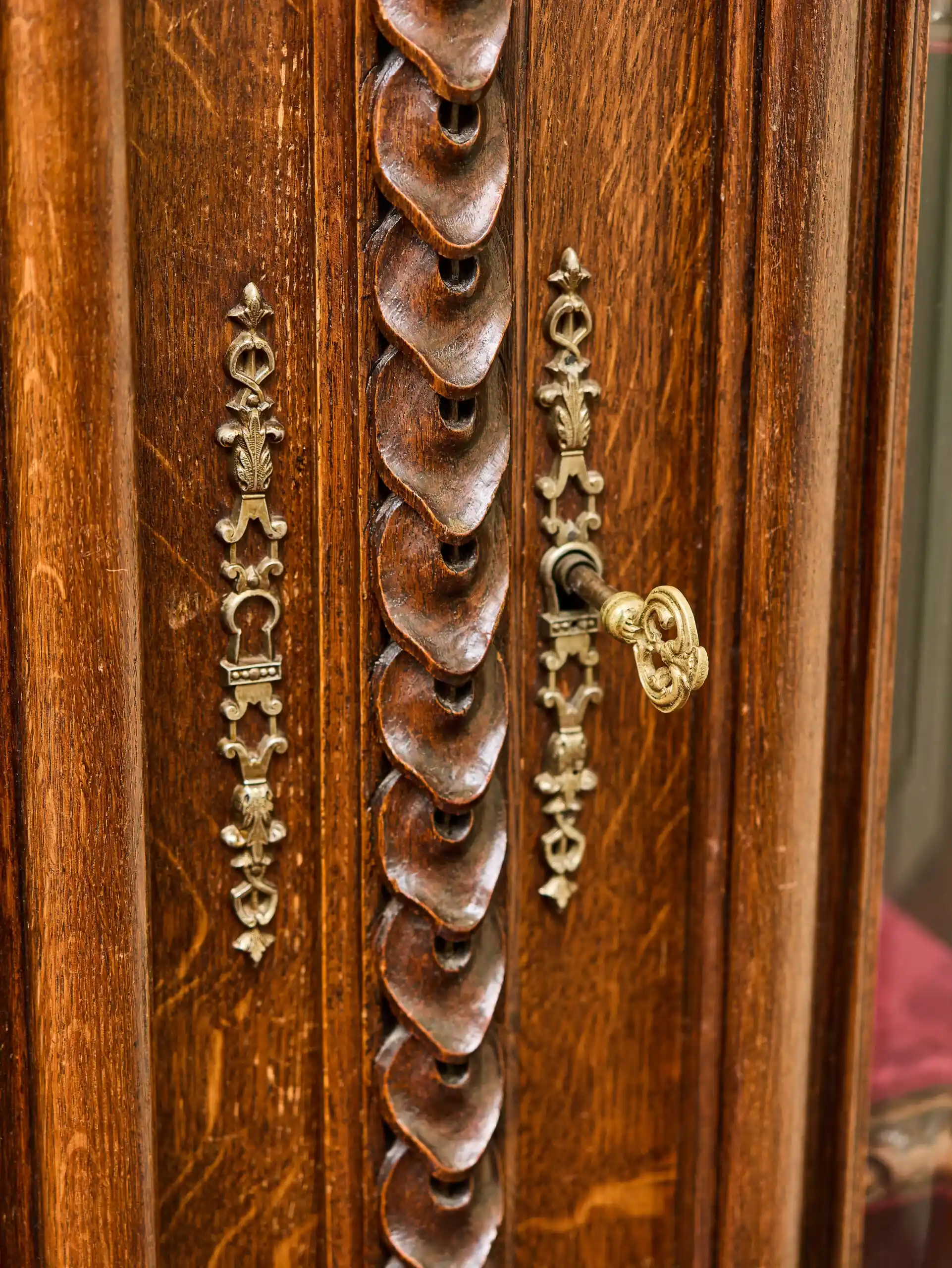 Masivní dubová knihovna v renesančním stylu, 19. století