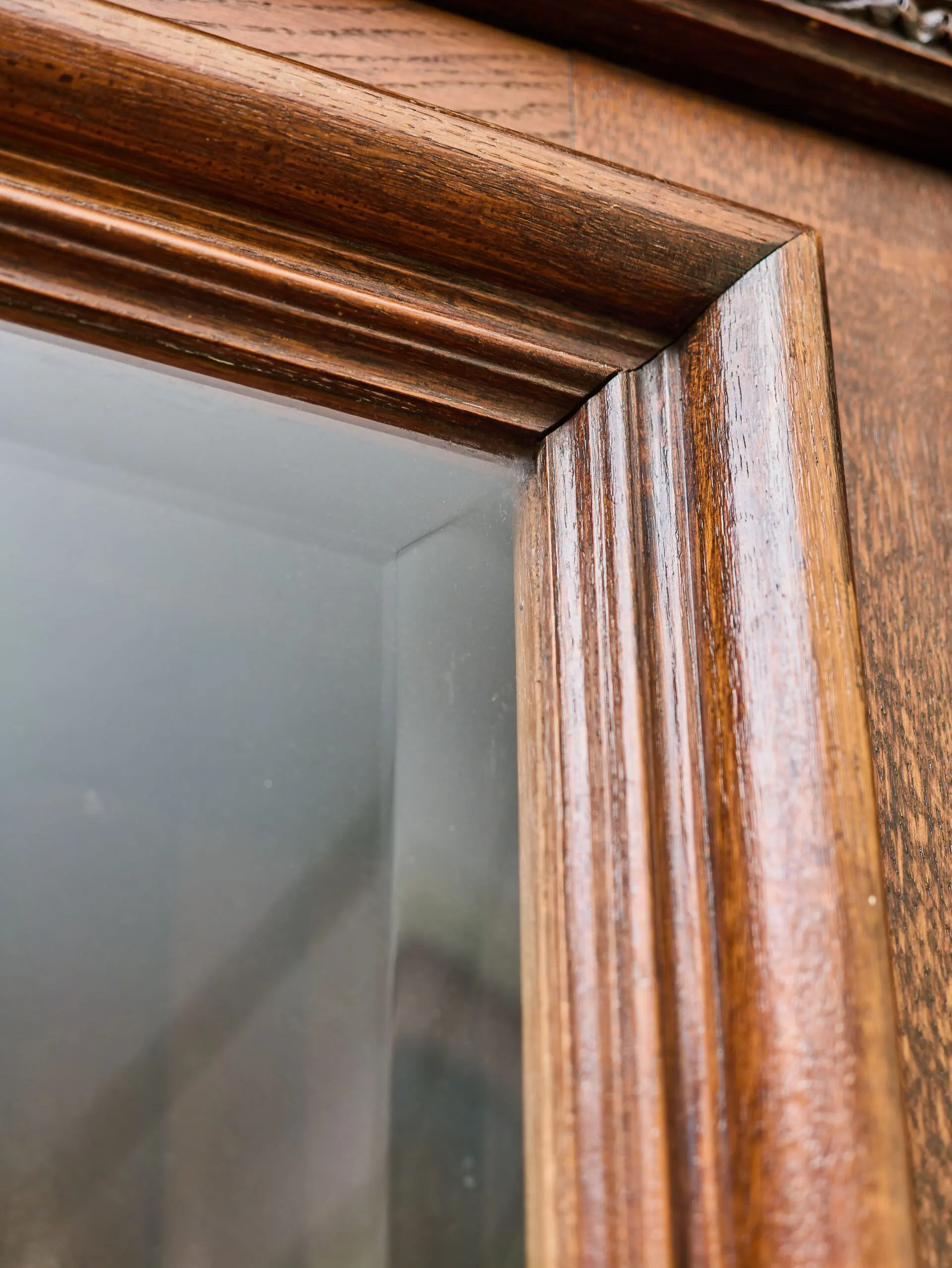 Masivní dubová knihovna v renesančním stylu, 19. století