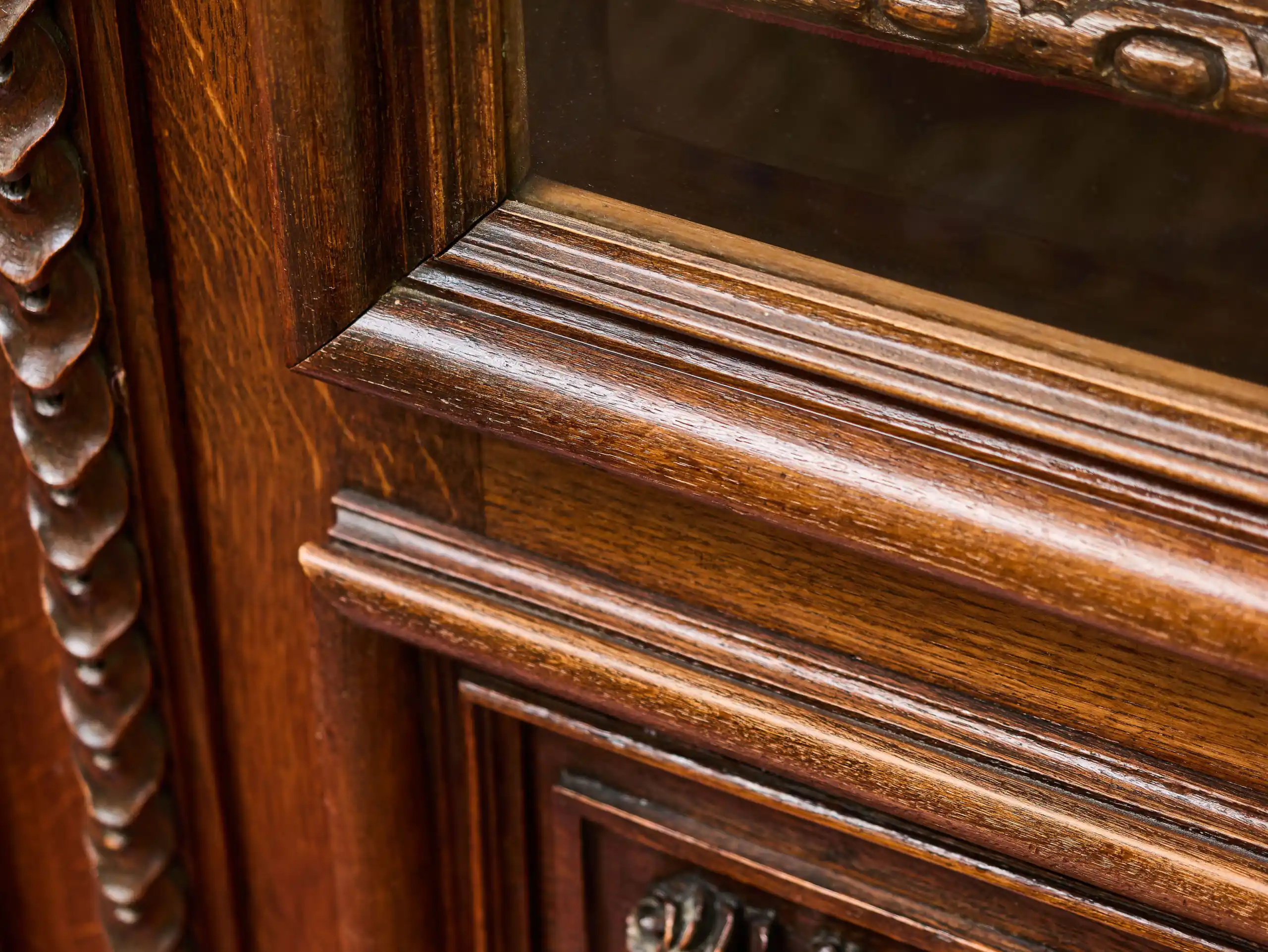 Masivní dubová knihovna v renesančním stylu, 19. století